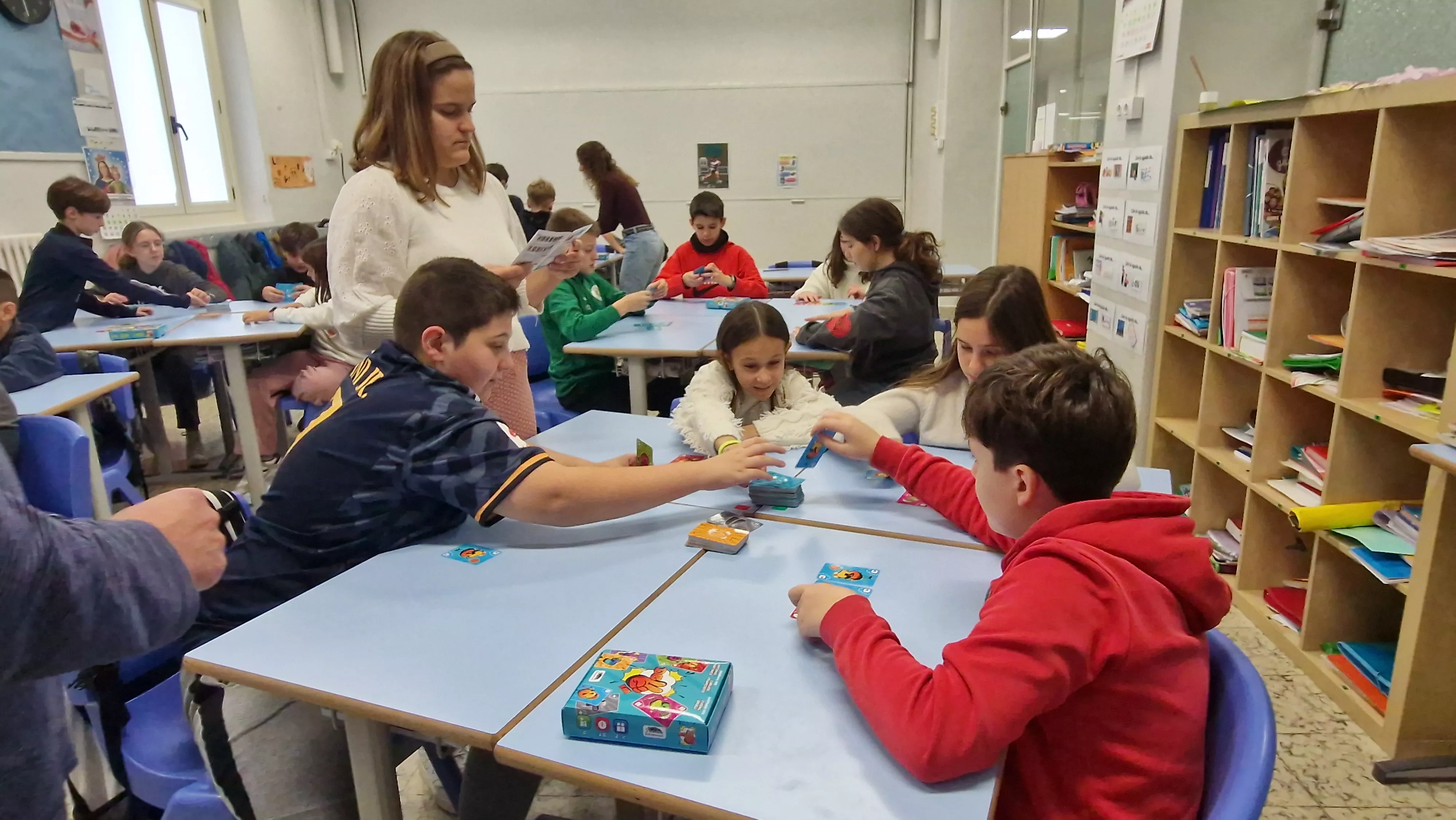 Presentación del juego de cartas Dedos en el Colegio Salesianos. Foto Myriam Martínez 