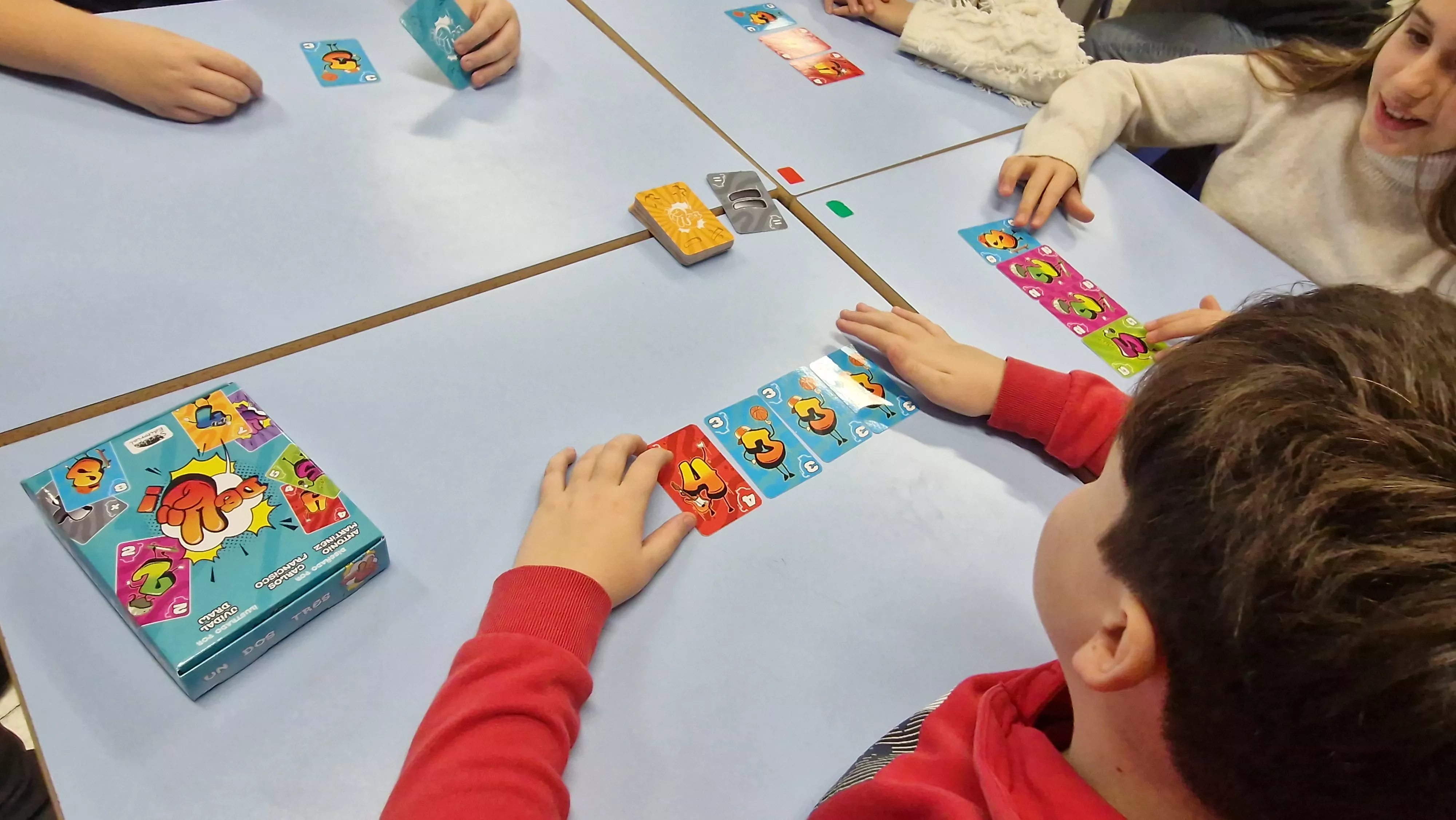 Presentación del juego de cartas Dedos en el Colegio Salesianos. Foto Myriam Martínez 