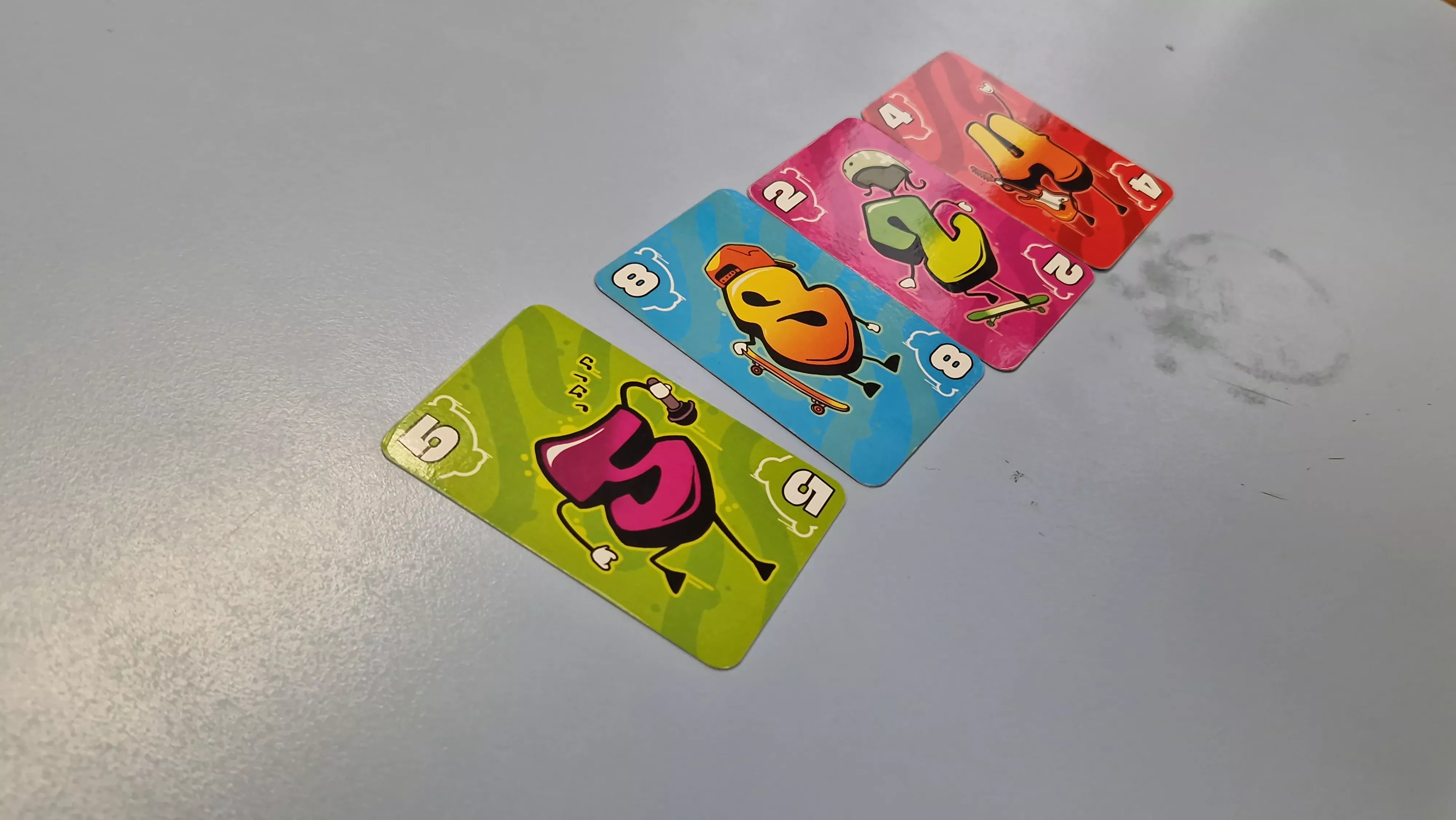 Presentación del juego de cartas Dedos en el Colegio Salesianos. Foto Myriam Martínez 