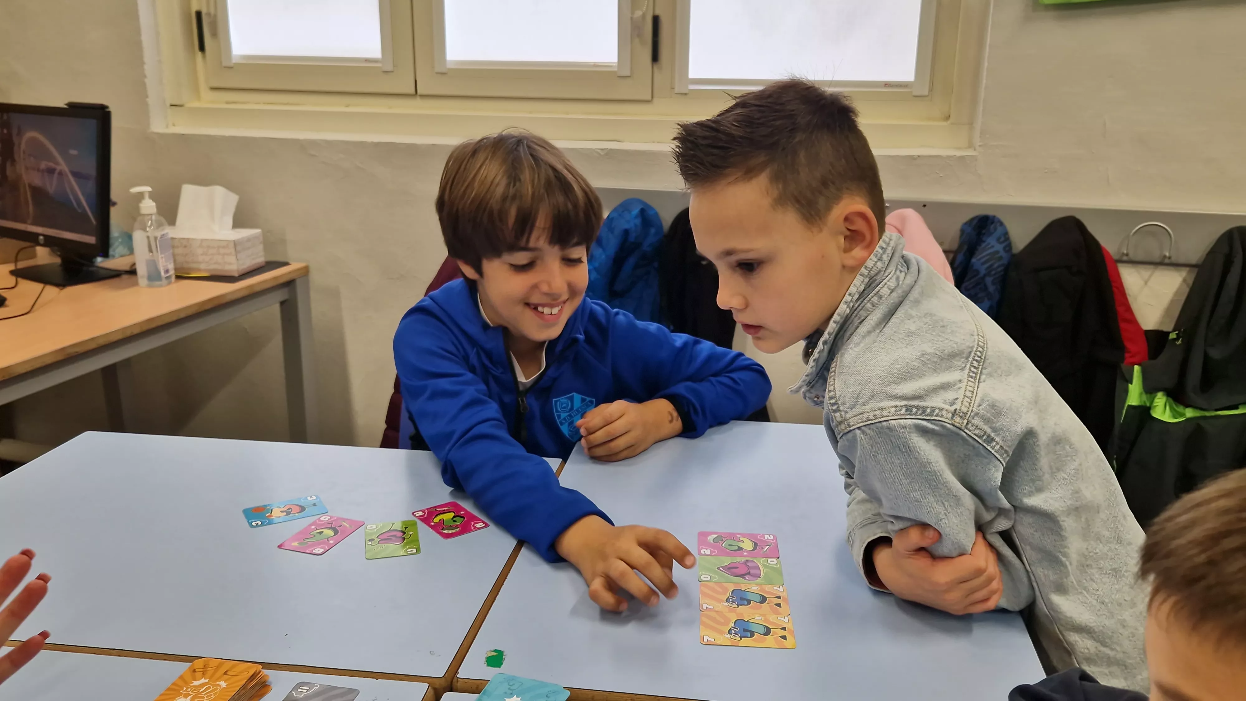 Presentación del juego de cartas Dedos en el Colegio Salesianos. Foto Myriam Martínez 