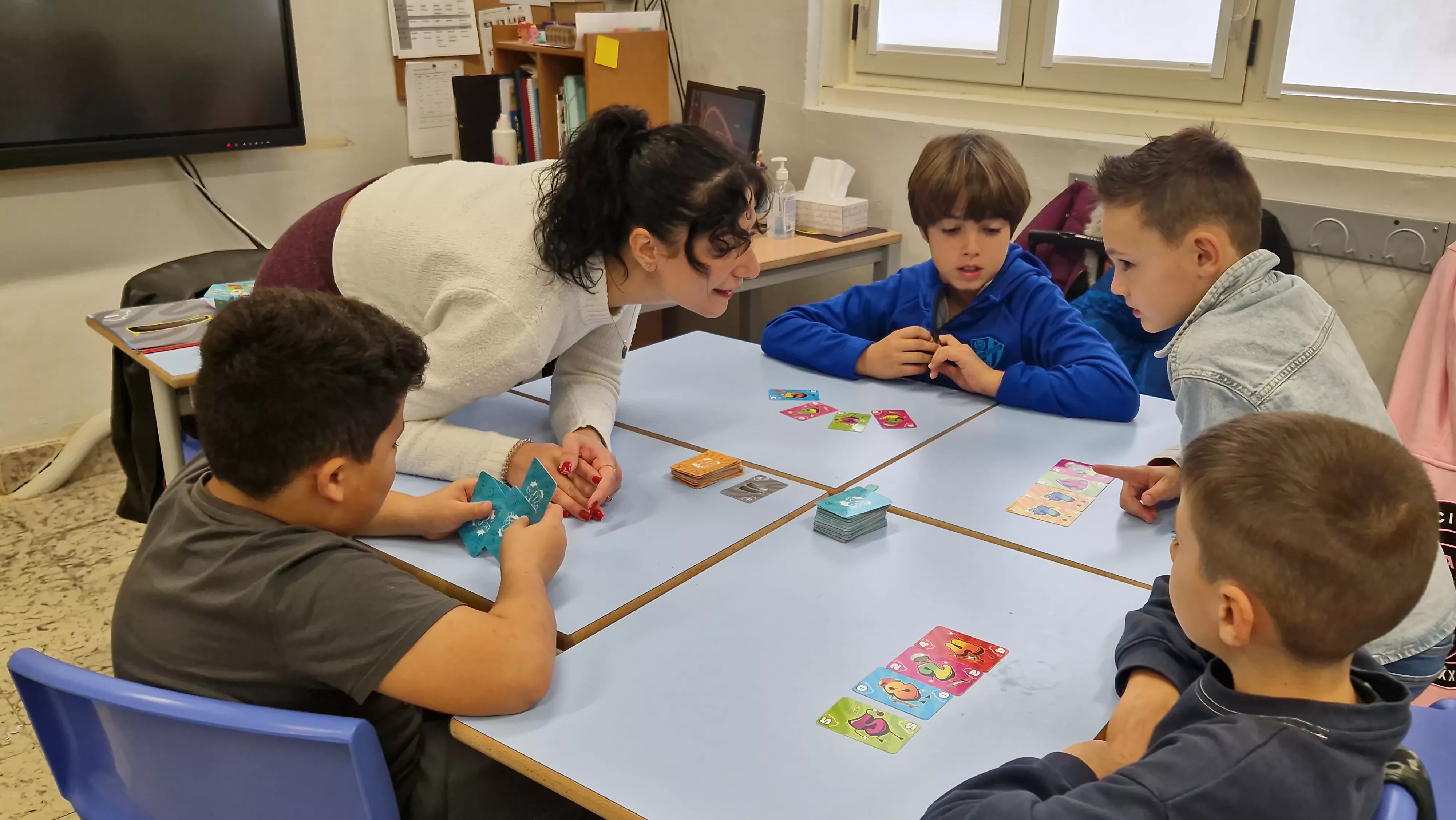 Presentación del juego de cartas Dedos en el Colegio Salesianos. Foto Myriam Martínez 