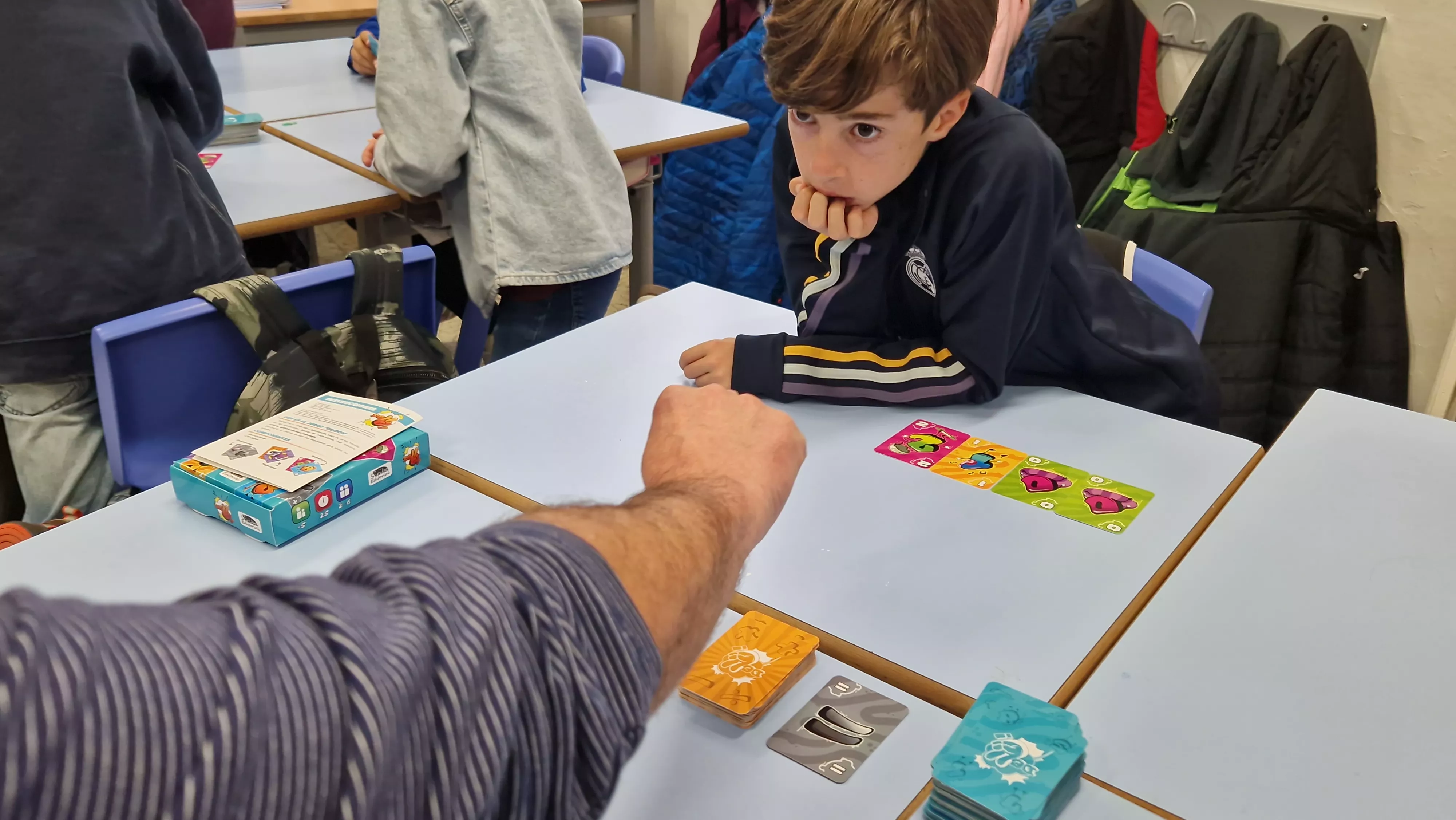 Presentación del juego de cartas Dedos en el Colegio Salesianos. Foto Myriam Martínez 