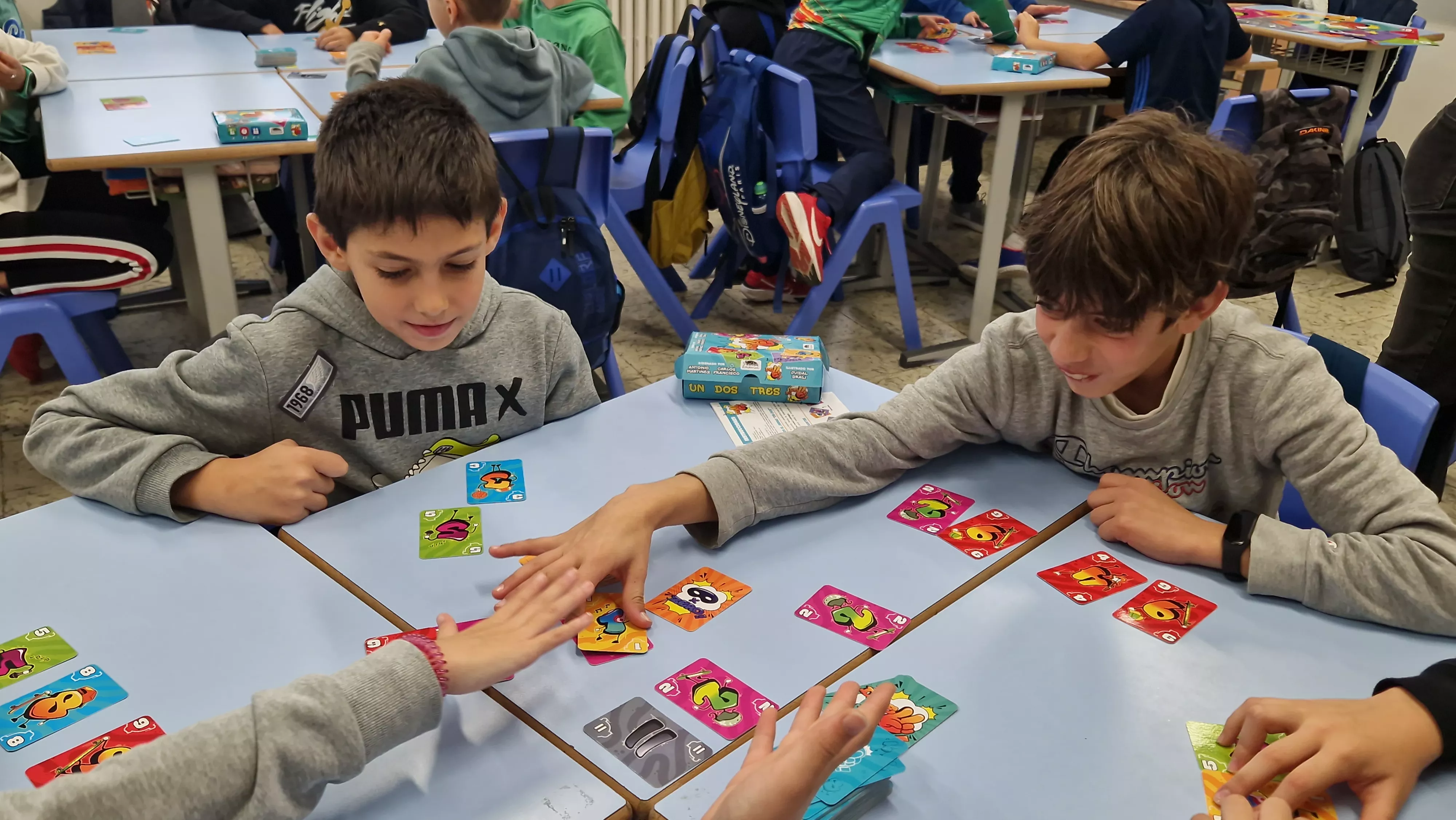 Presentación del juego de cartas Dedos en el Colegio Salesianos. Foto Myriam Martínez 