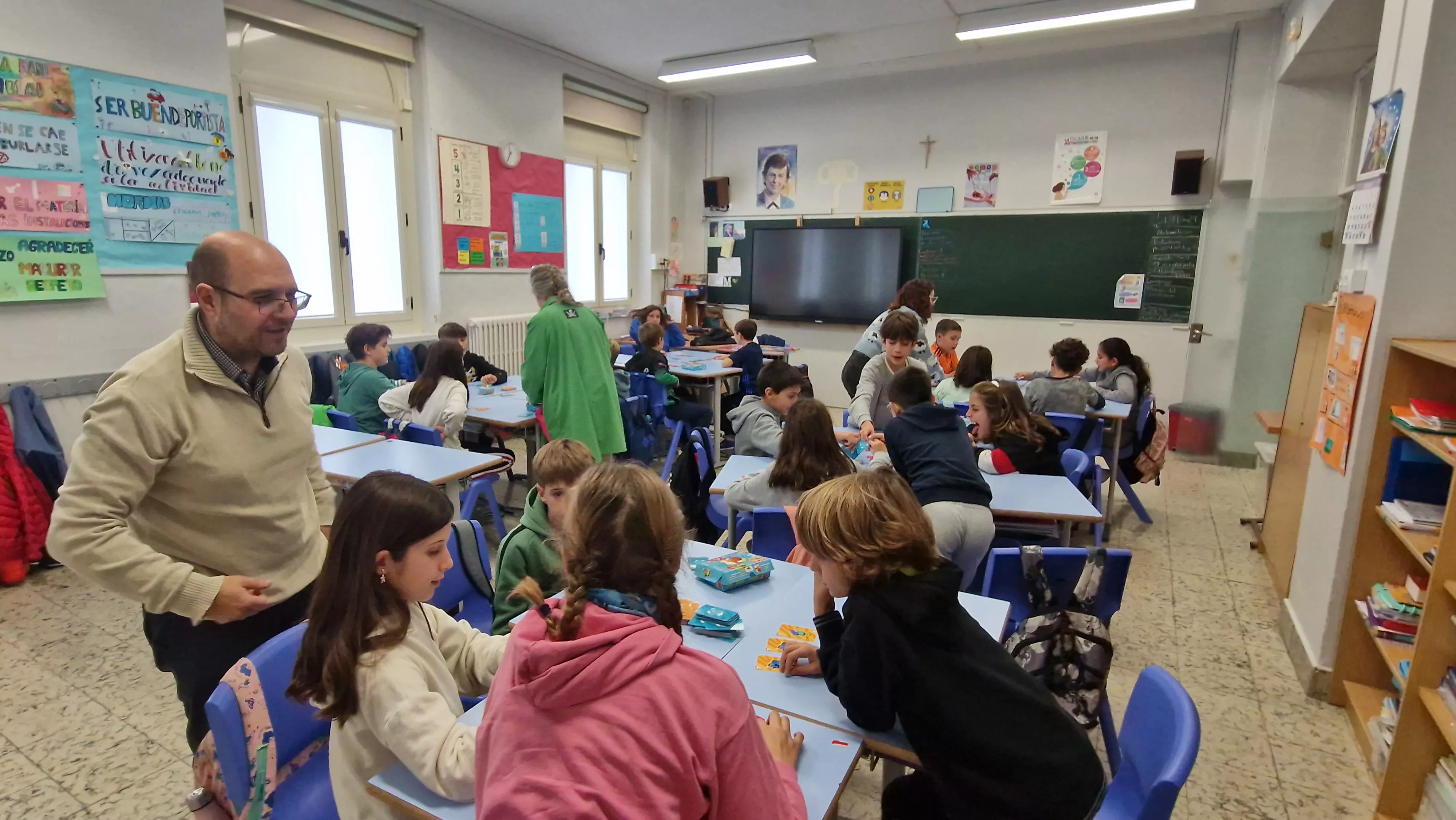 Presentación del juego de cartas Dedos en el Colegio Salesianos. Foto Myriam Martínez 