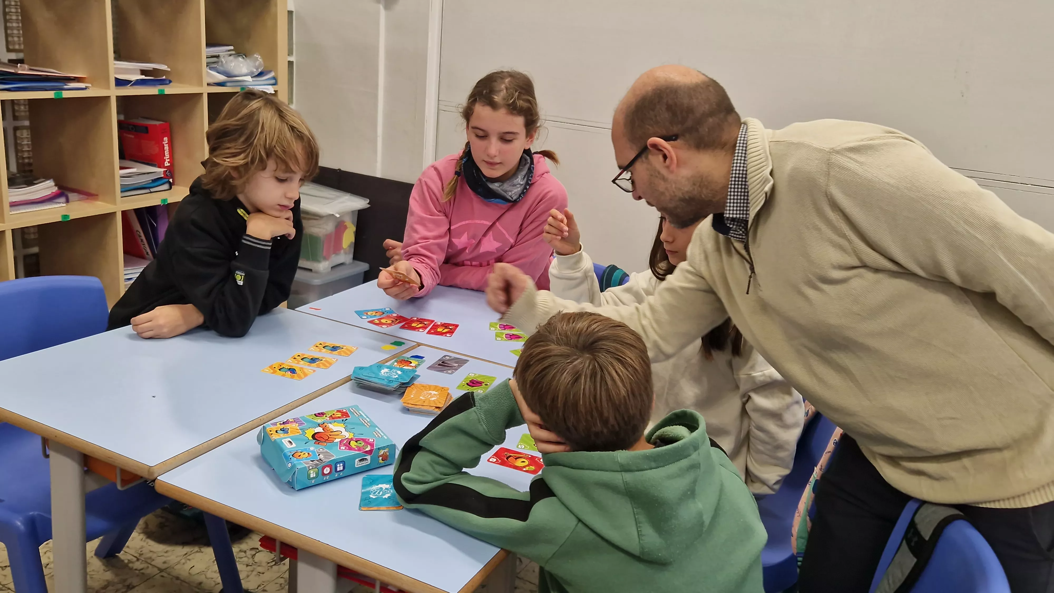 Presentación del juego de cartas Dedos en el Colegio Salesianos. Foto Myriam Martínez 