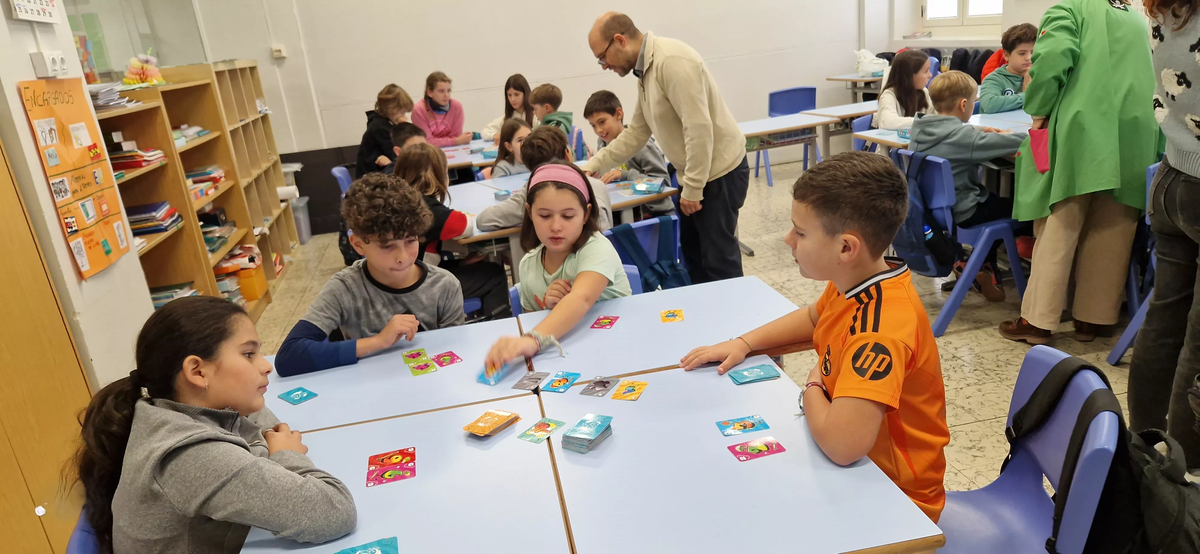 Presentación del juego de cartas Dedos en el Colegio Salesianos. Foto Myriam Martínez 