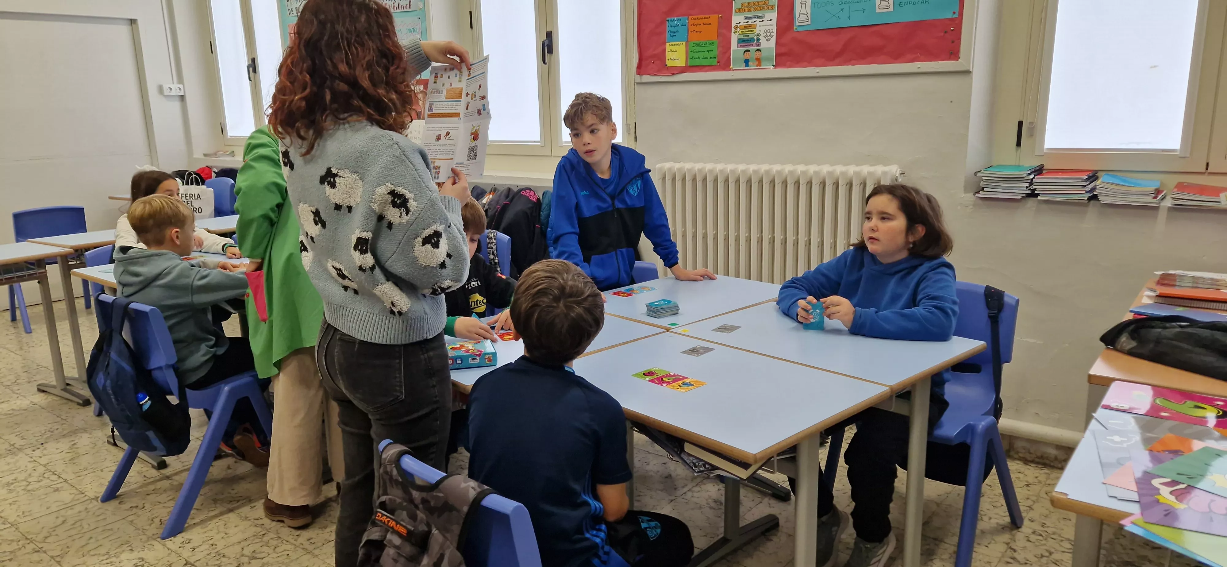 Presentación del juego de cartas Dedos en el Colegio Salesianos. Foto Myriam Martínez 