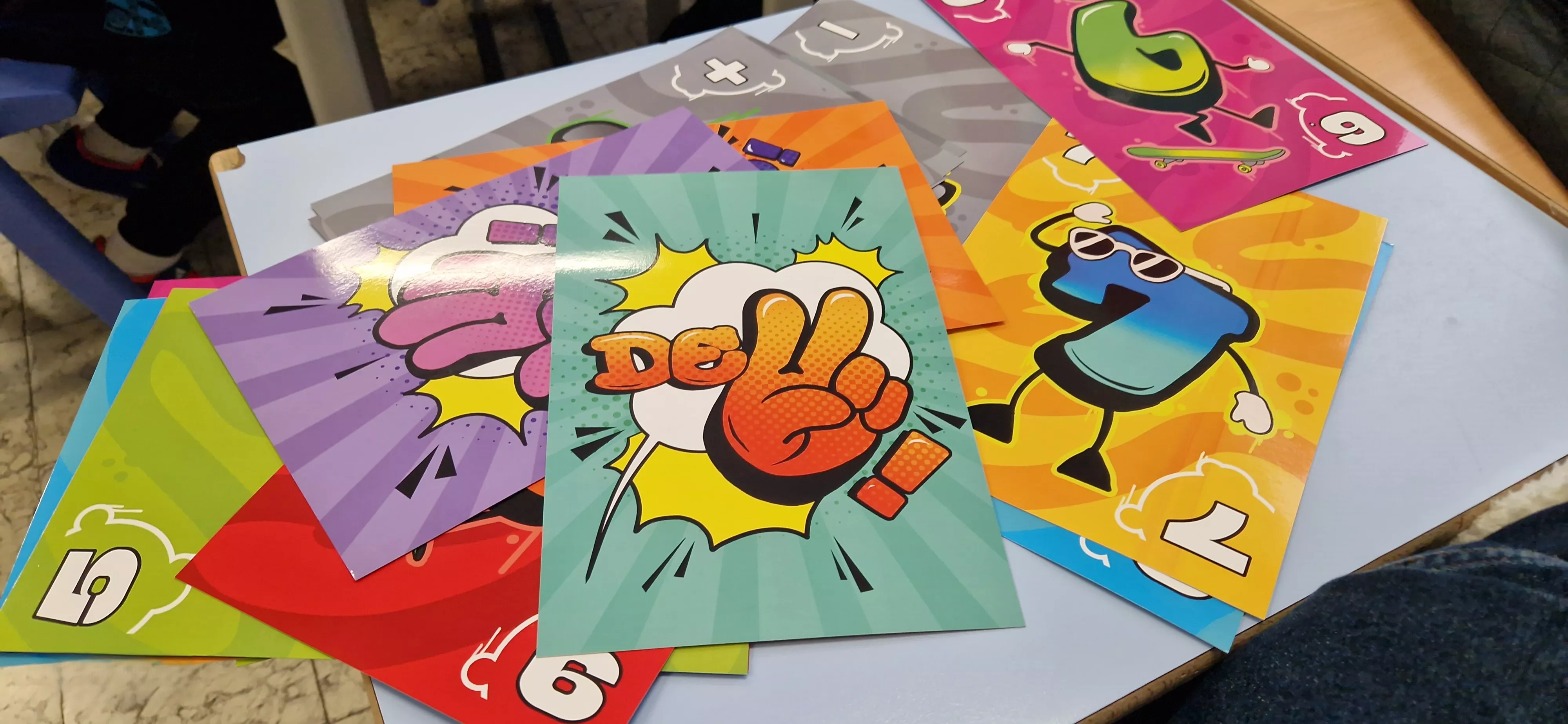 Presentación del juego de cartas Dedos en el Colegio Salesianos. Foto Myriam Martínez 