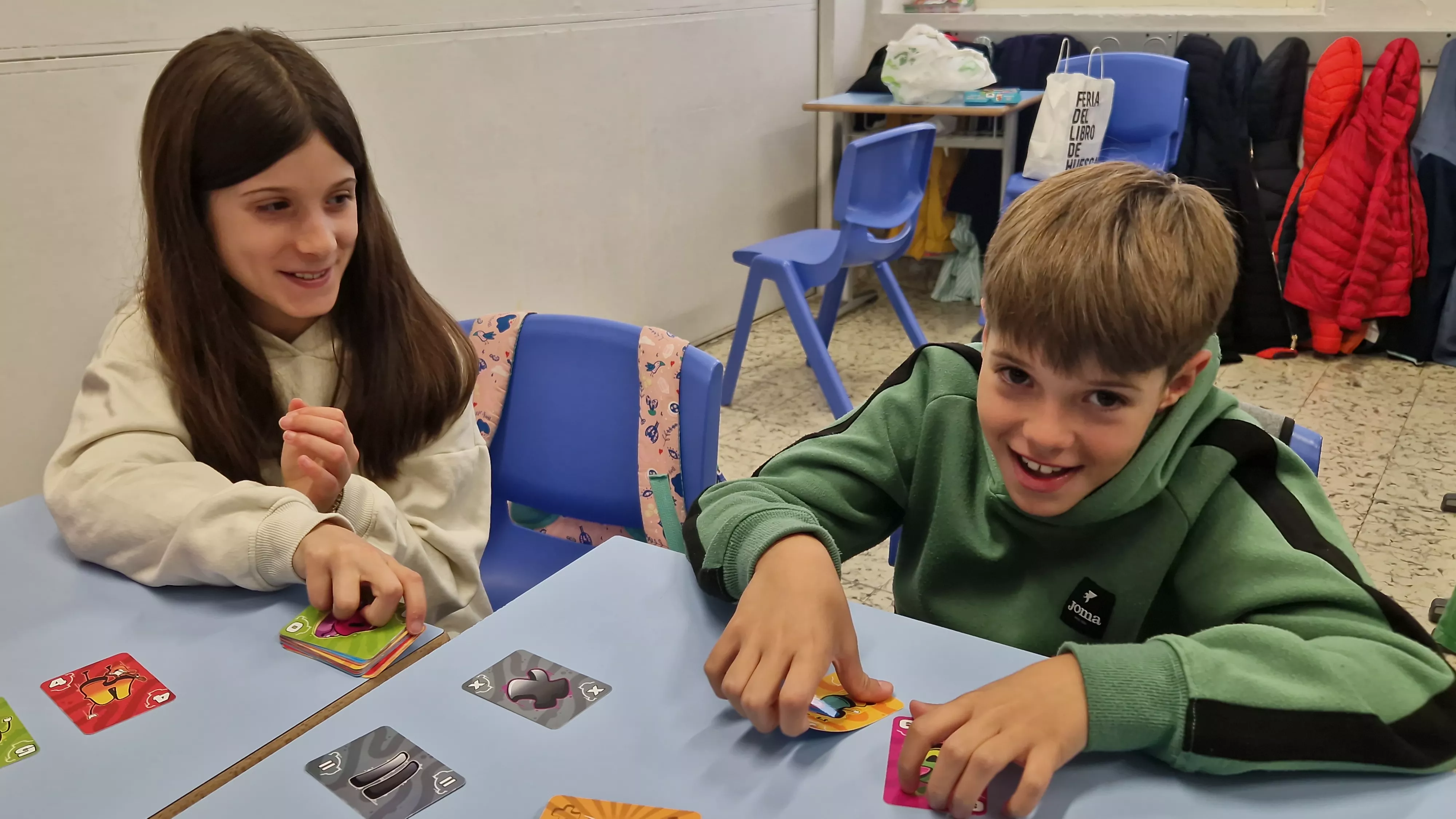 Presentación del juego de cartas Dedos en el Colegio Salesianos. Foto Myriam Martínez 