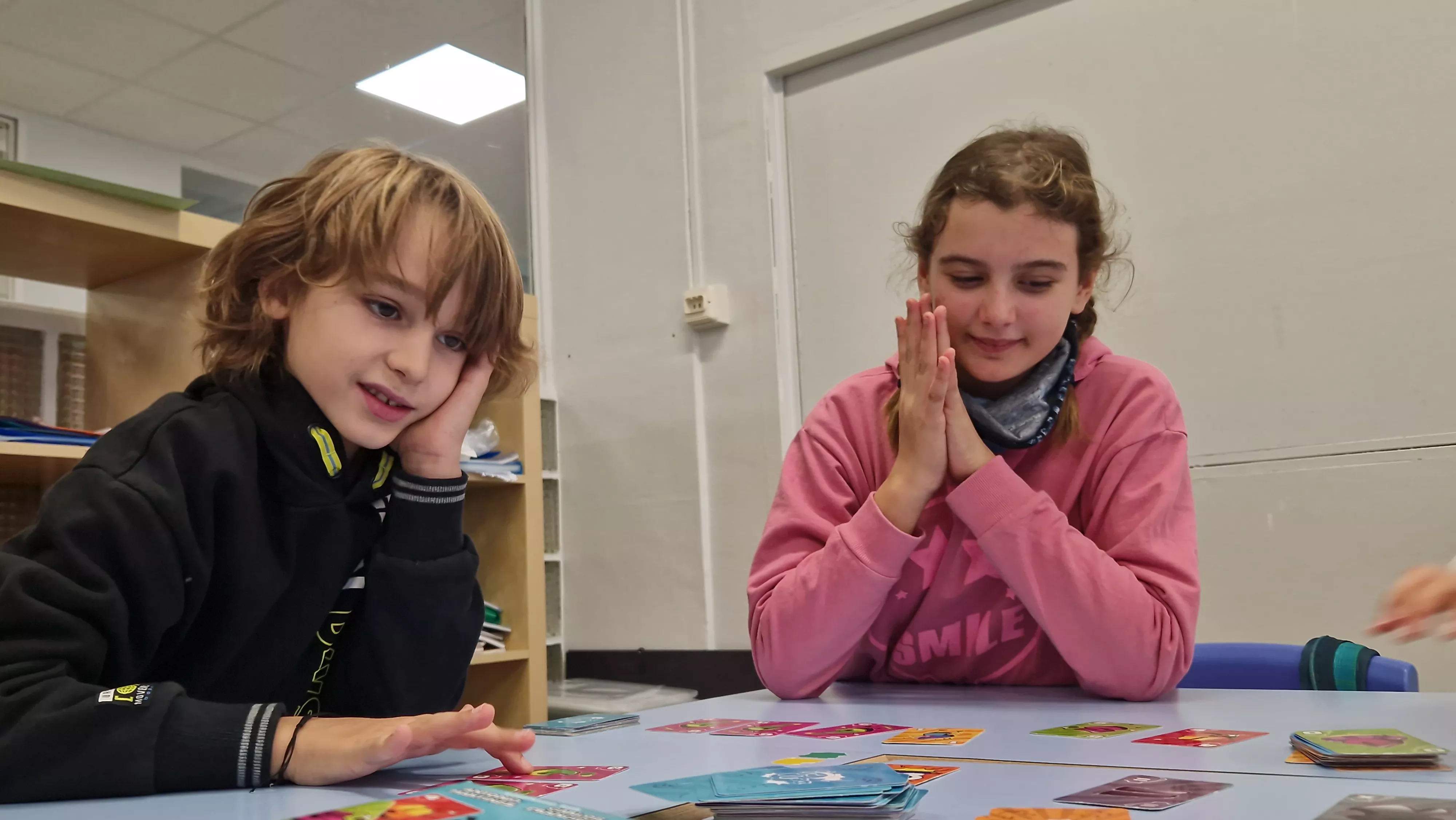 Presentación del juego de cartas Dedos en el Colegio Salesianos. Foto Myriam Martínez 