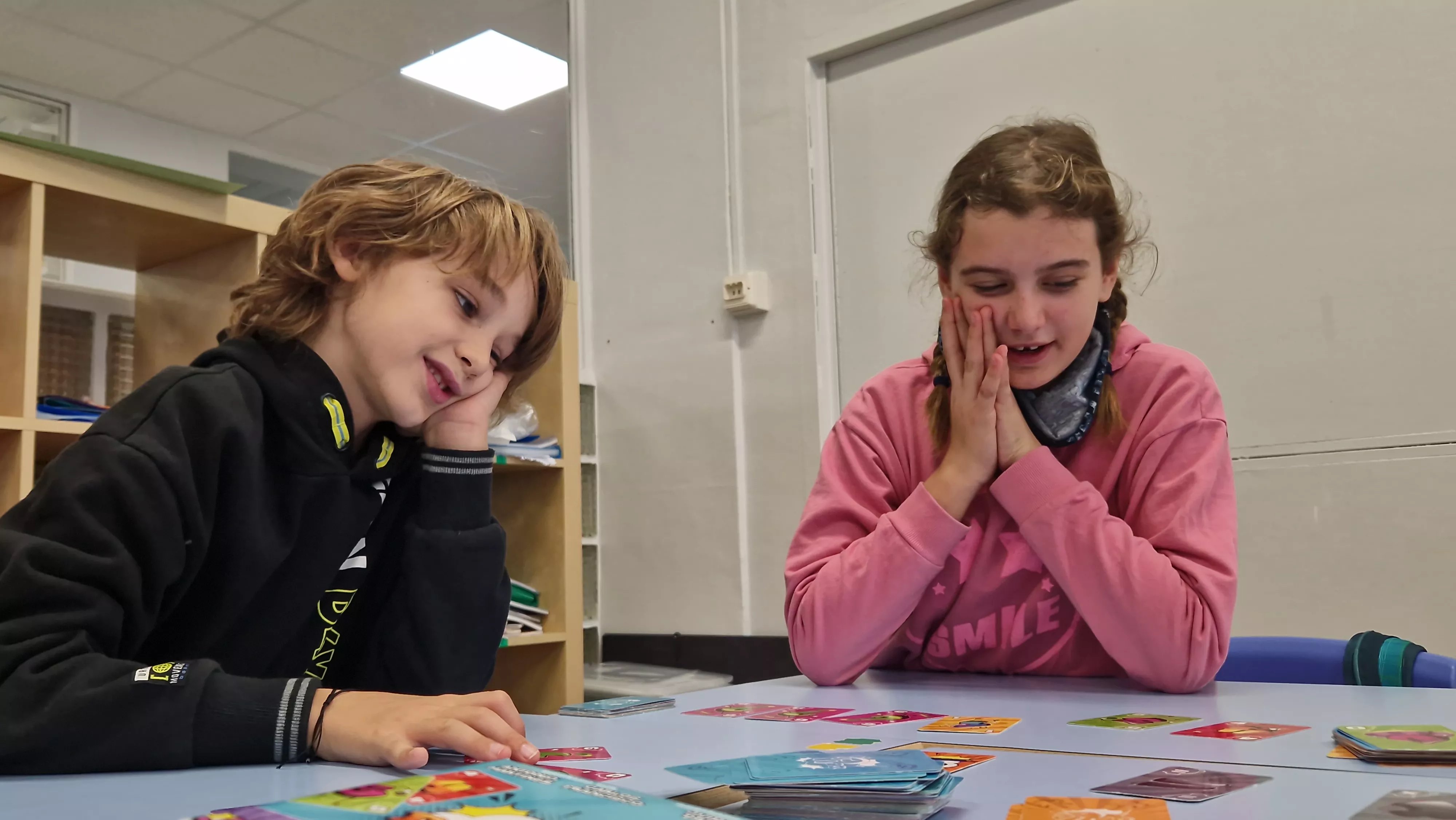 Presentación del juego de cartas Dedos en el Colegio Salesianos. Foto Myriam Martínez 