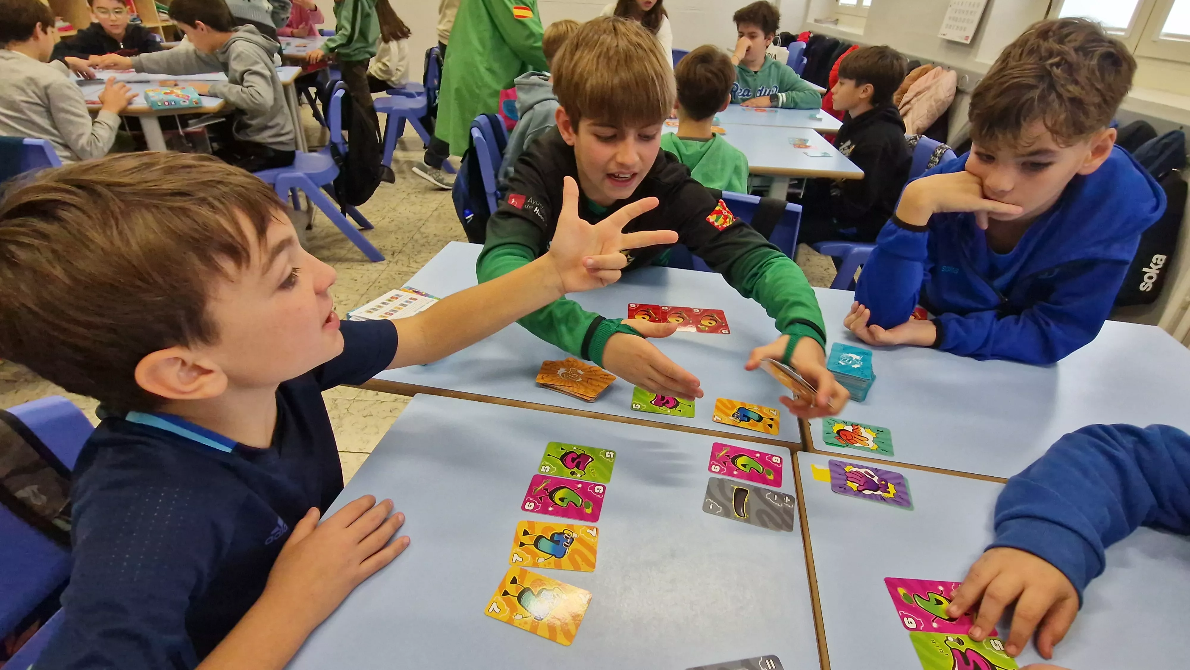 Presentación del juego de cartas Dedos en el Colegio Salesianos. Foto Myriam Martínez 
