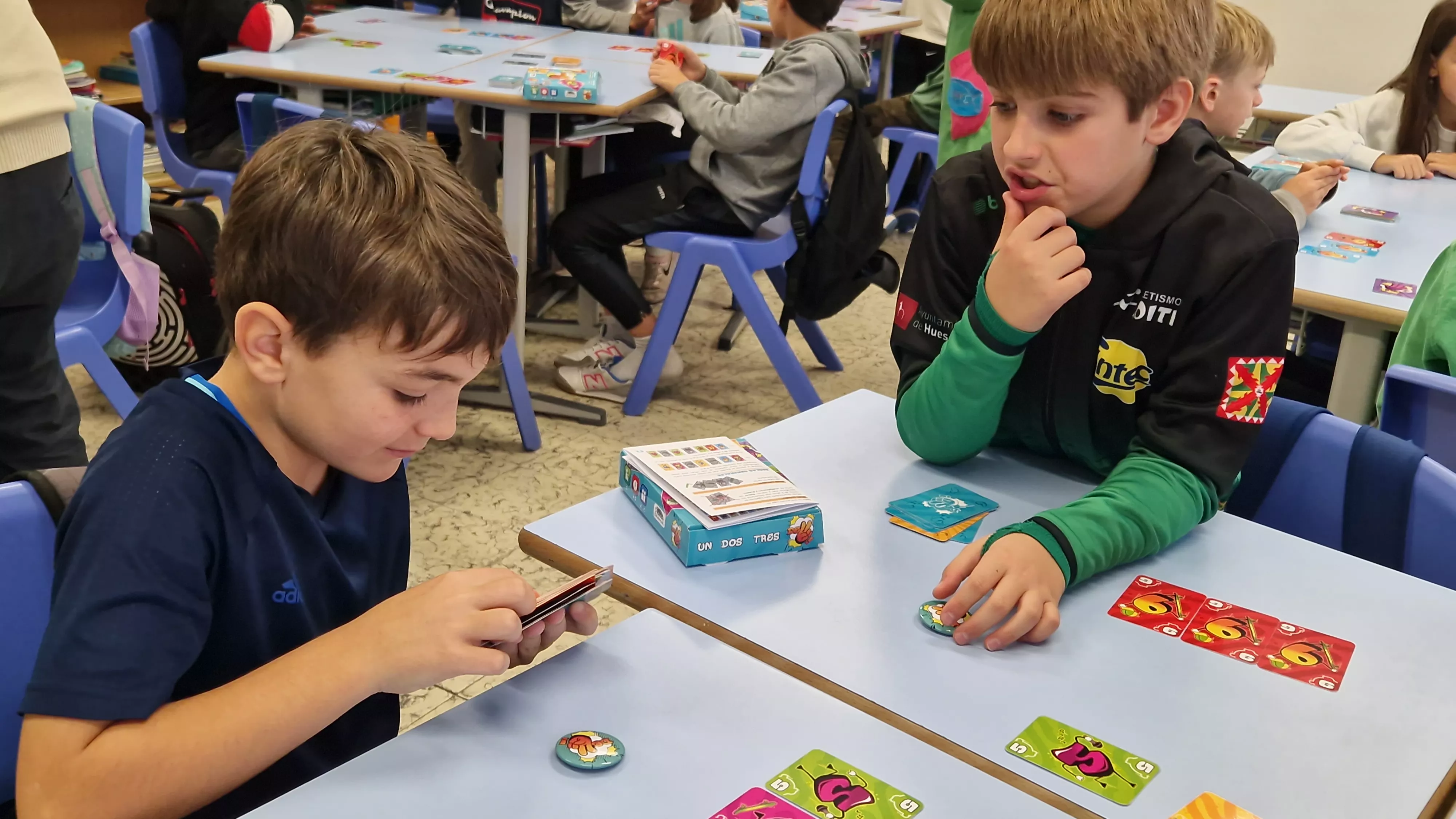 Presentación del juego de cartas Dedos en el Colegio Salesianos. Foto Myriam Martínez 