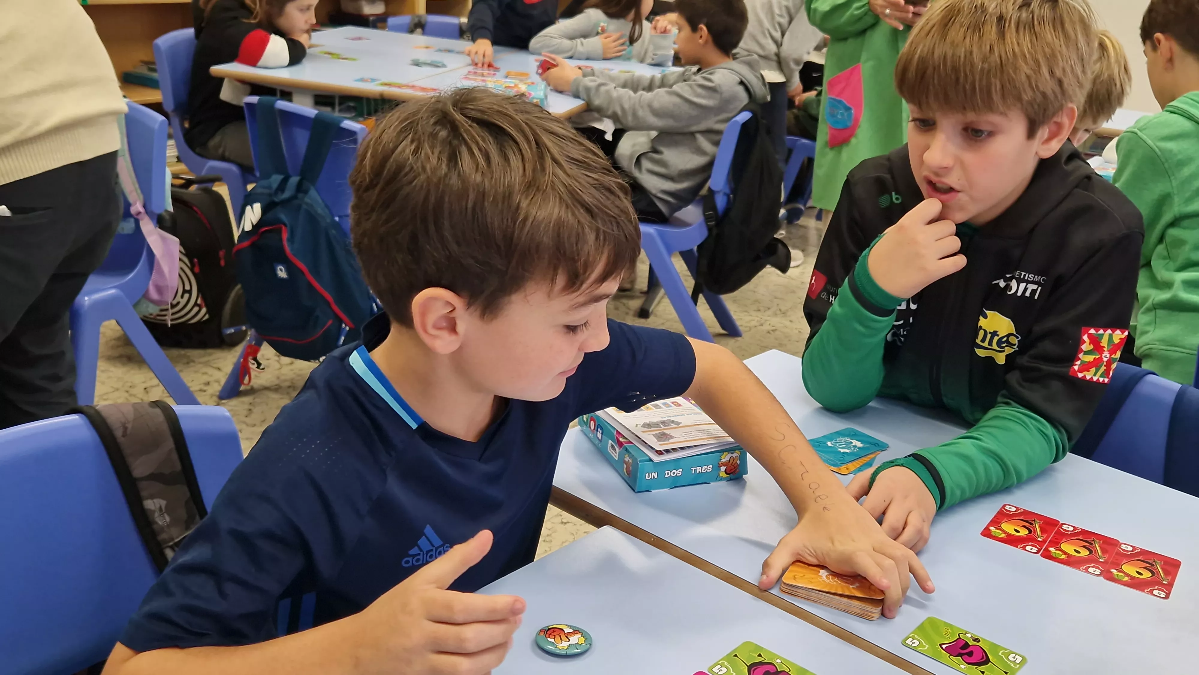 Presentación del juego de cartas Dedos en el Colegio Salesianos. Foto Myriam Martínez 
