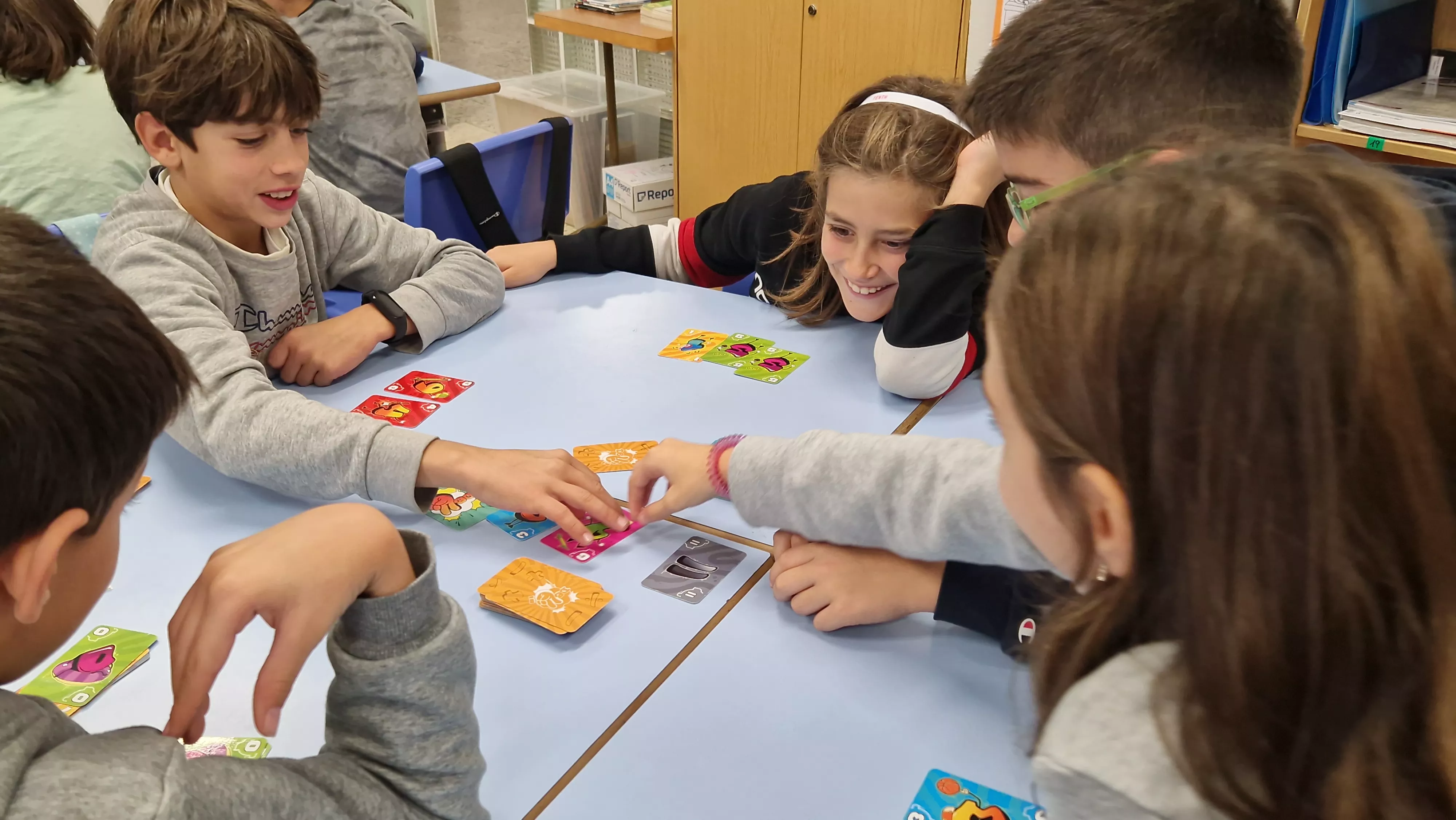 Presentación del juego de cartas Dedos en el Colegio Salesianos. Foto Myriam Martínez 