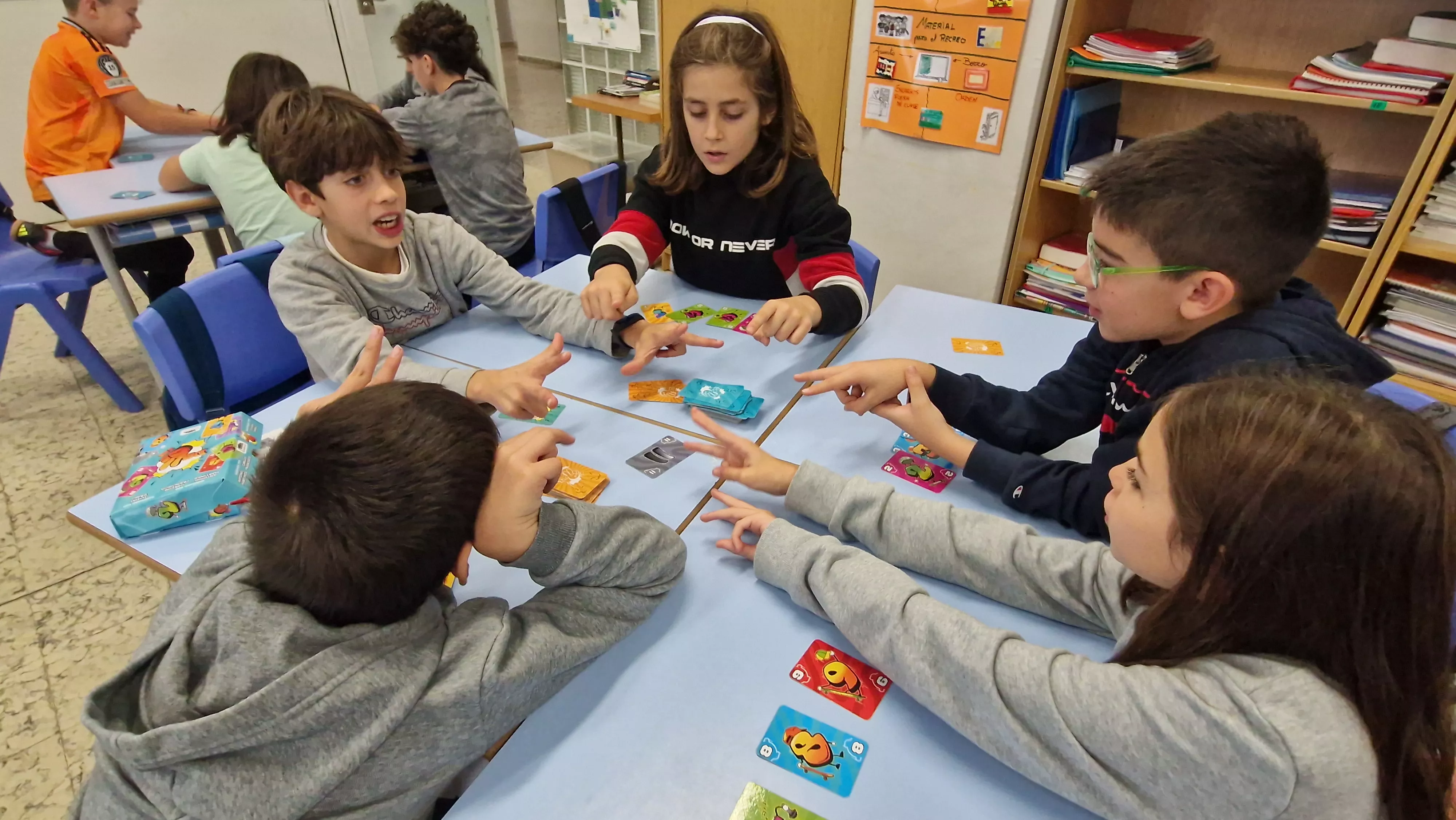 Presentación del juego de cartas Dedos en el Colegio Salesianos. Foto Myriam Martínez 
