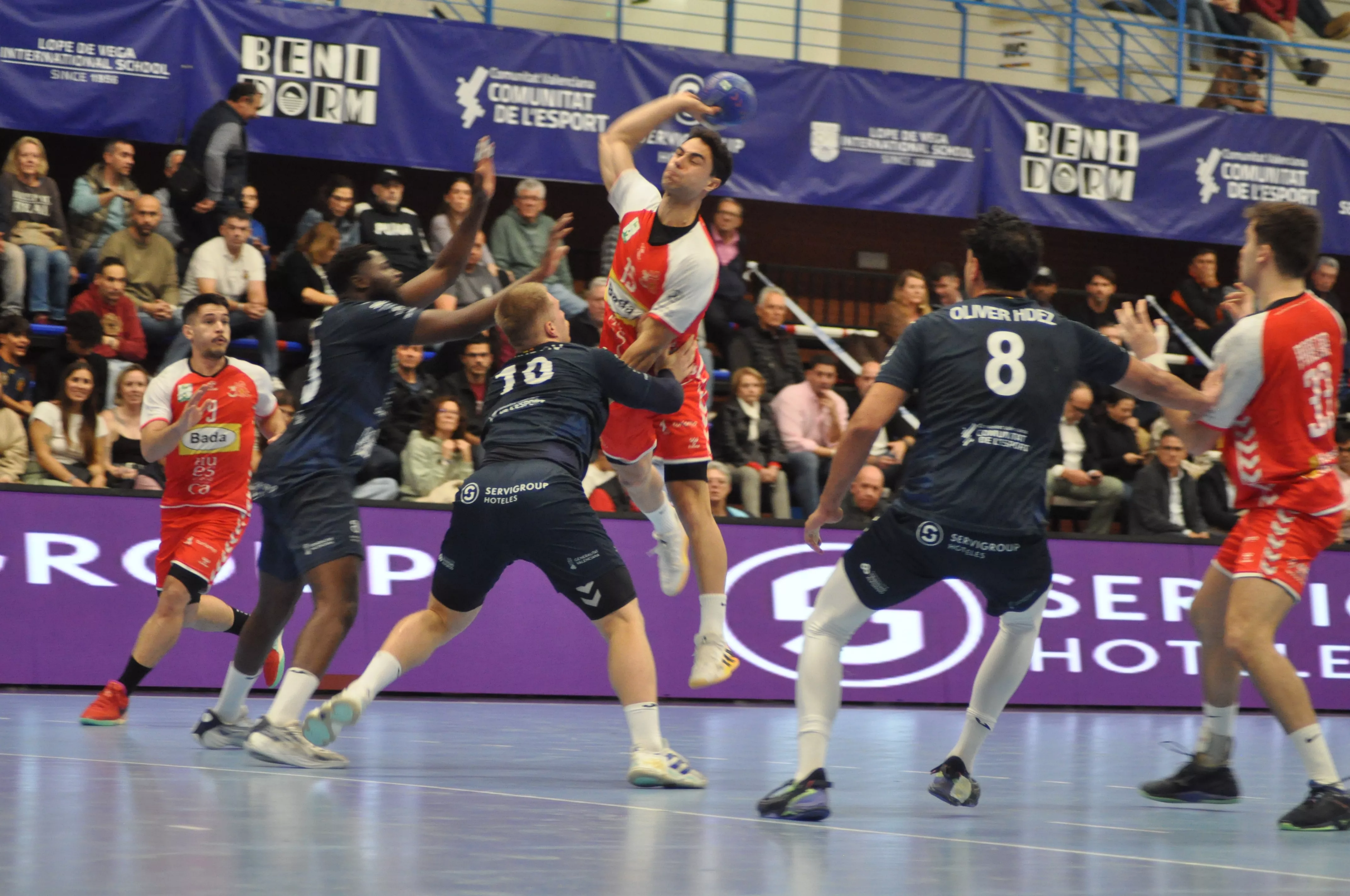 Ignacio Suárez se eleva sobre la defensa local. Foto Jaime Alvarado