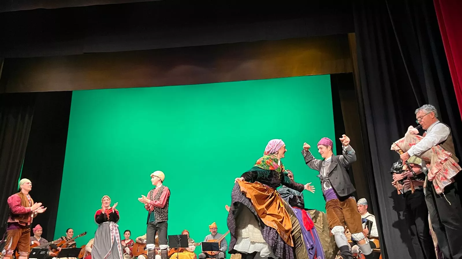 Gala de colofón del 70 aniversario de la Asociación Folklórica Santa Cecilia e inicio de sus fiestas. Foto Mercedes Manterola