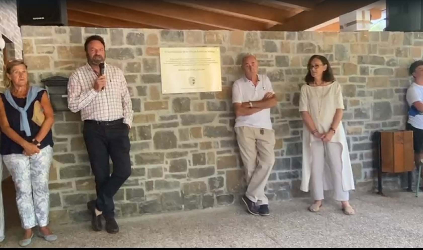El alcalde, Jesús Gericó, José Domec y Marta Domec Otal en Sallent de Gállego.
