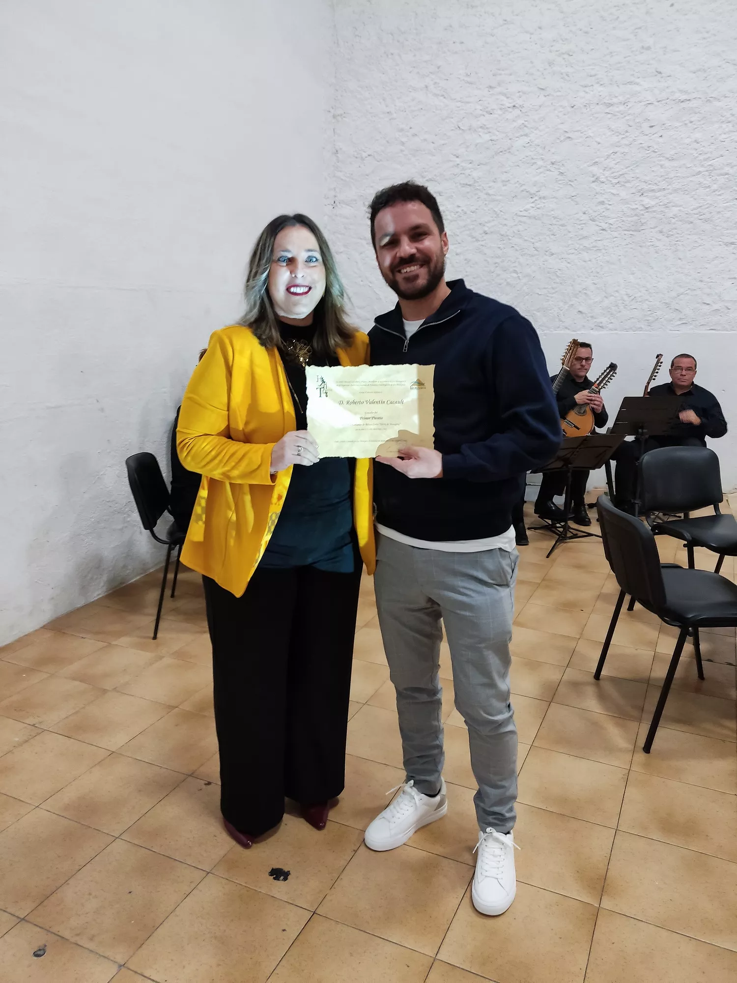 Sara Pareja entrega el galardón a Valentín Cacault