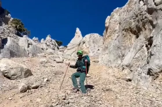 Un agente de la Guardia Civil en la zona de difícil acceso a la granada en Laspuña
