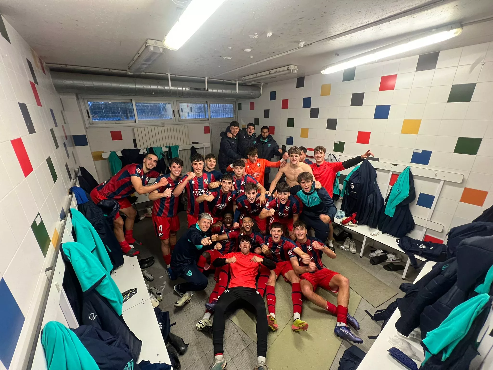 Los jugadores del Huesca B celebran el triunfo ante el Ebro.