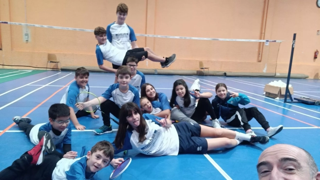 Los representantes del B. Binéfar muestran su mejor sonrisa. Los representantes del B. Binéfar muestran su mejor sonrisa.