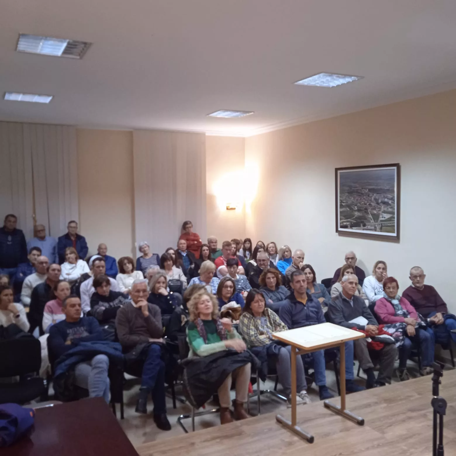 Reunión de ayer en el Ayuntamiento de Tardienta para reivindicar la mejora de la carretera con Almudévar