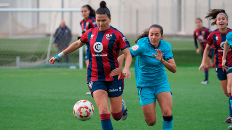 Una jugadora del Huesca pelea un balón en el choque ante el Athletic.
