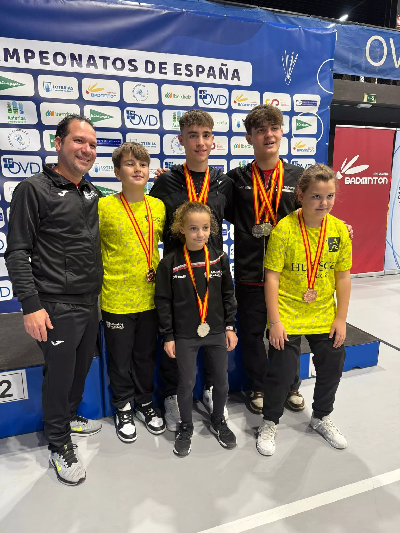 Lluvia de medallas para el Bádminton Huesca en Oviedo.