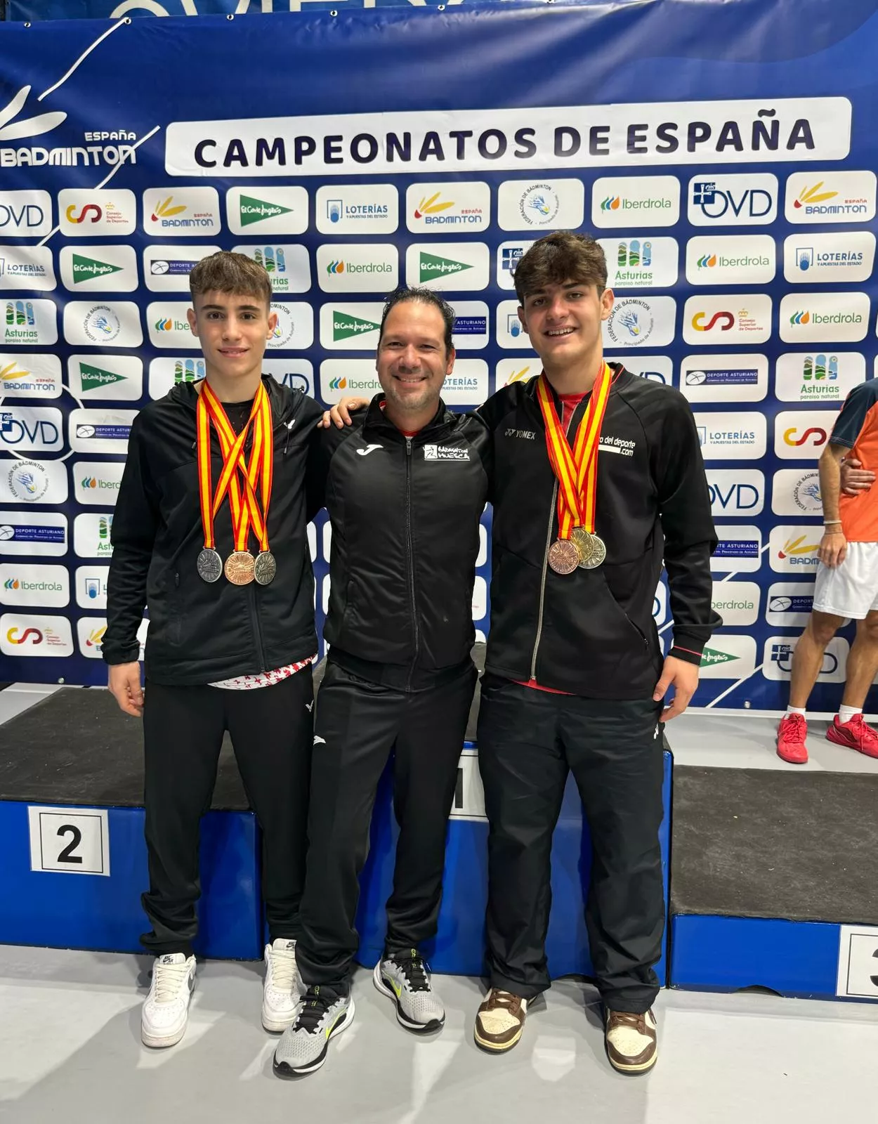 Alejandro Gállego y Gonzalo Isabal con Roberto Mollinedo.