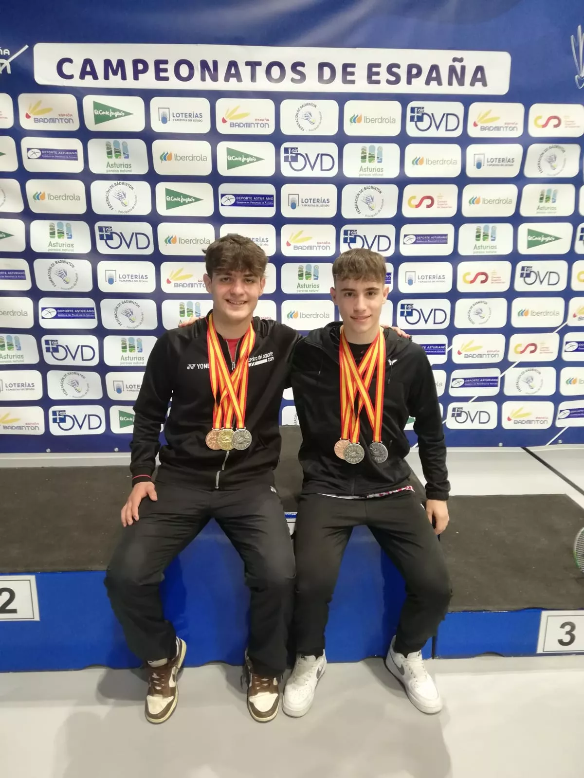Alejandro Gállego y Gonzalo Isábal con sus medallas