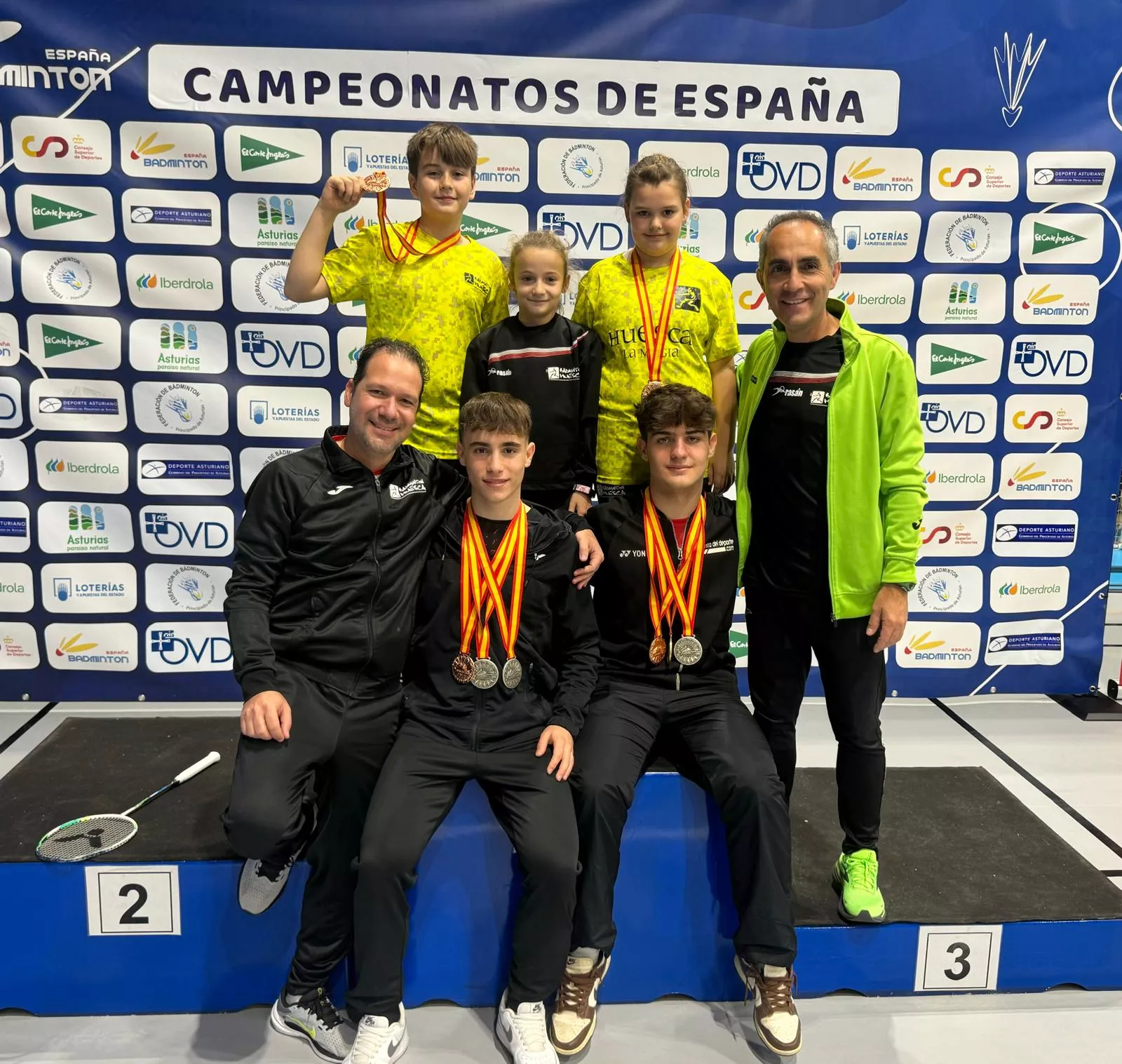Los medallistas oscenses con Mollinedo y Quique Gállego
