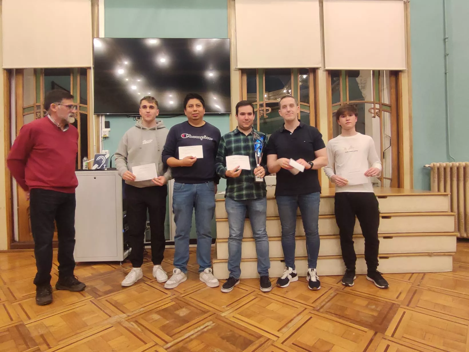 Los cinco primeros de la general con el campeón, Daniel Forcén, en el centro.