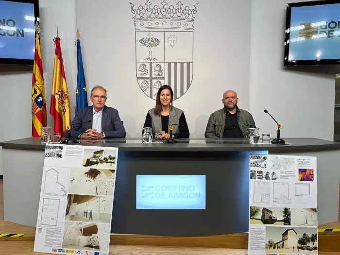 Franco, García y Navarro, en la presentación del proyecto del rocódromo de Benasque.