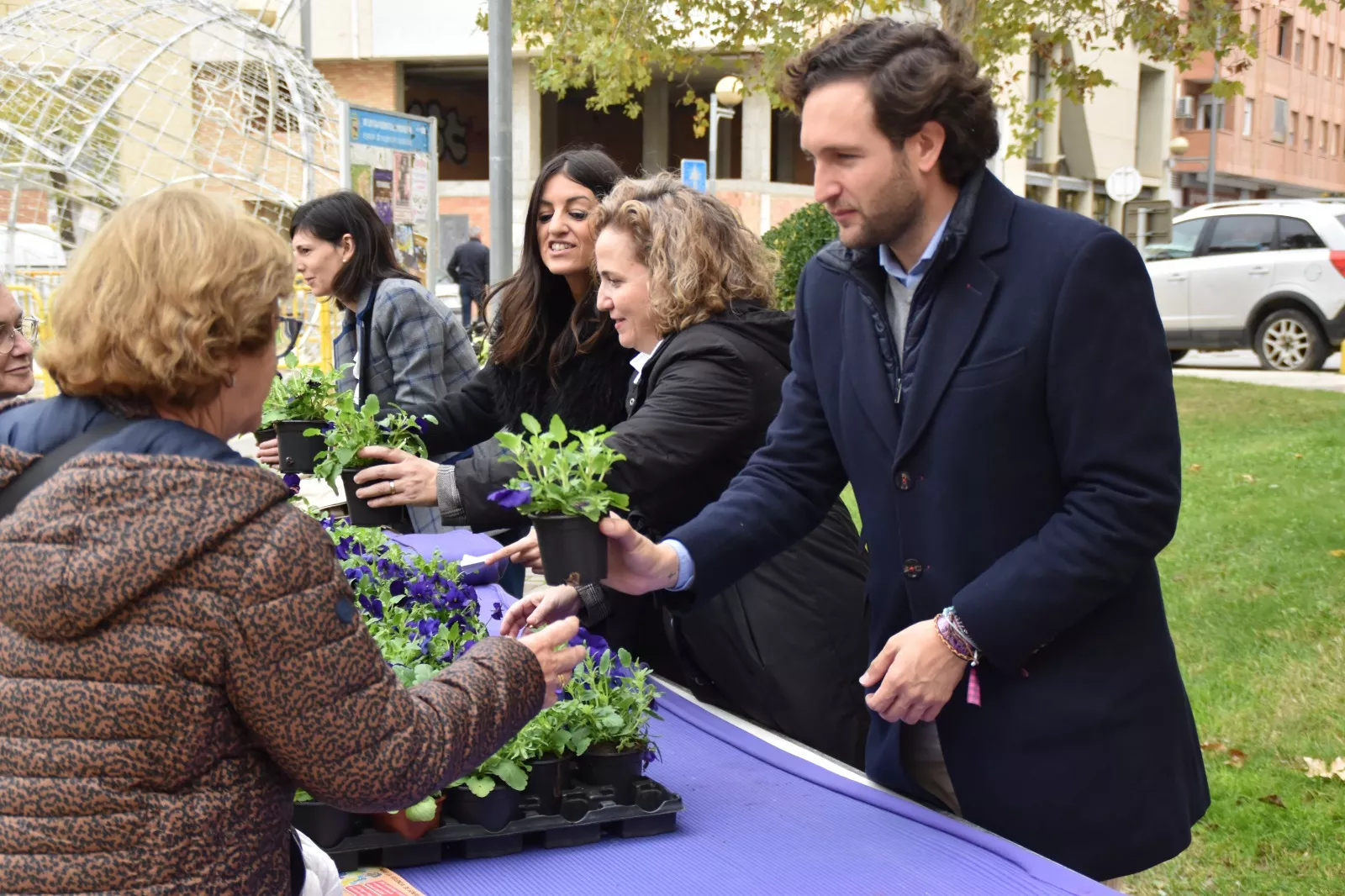 Al finalizar, se han repartido macetas con flores entre los asistentes.