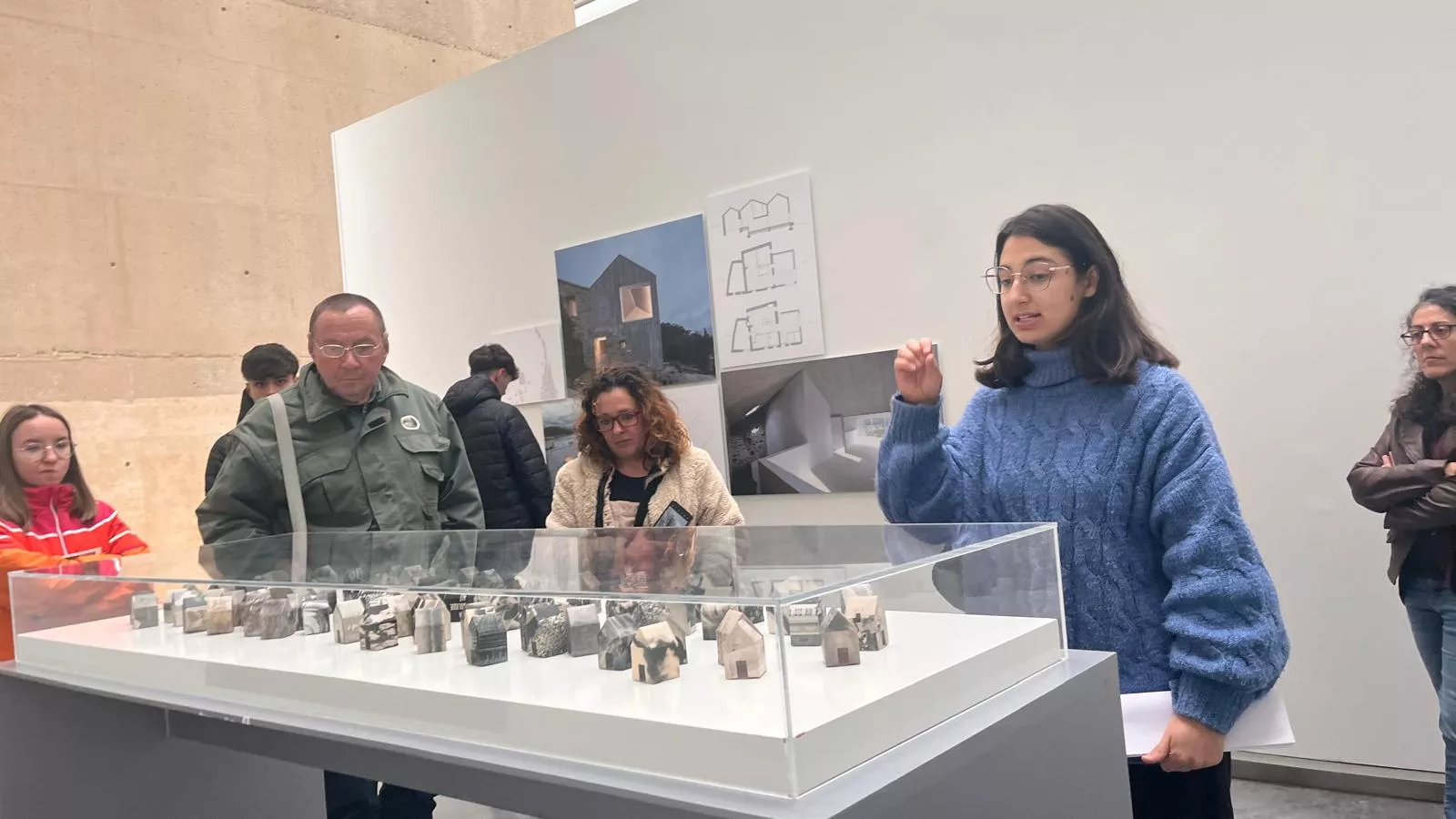 Alumnos y profesores del CPIFP Montearagón han visitado la exposición 'Nuevas maneras de habitar' del CDAN. Foto Mercedes Manterola