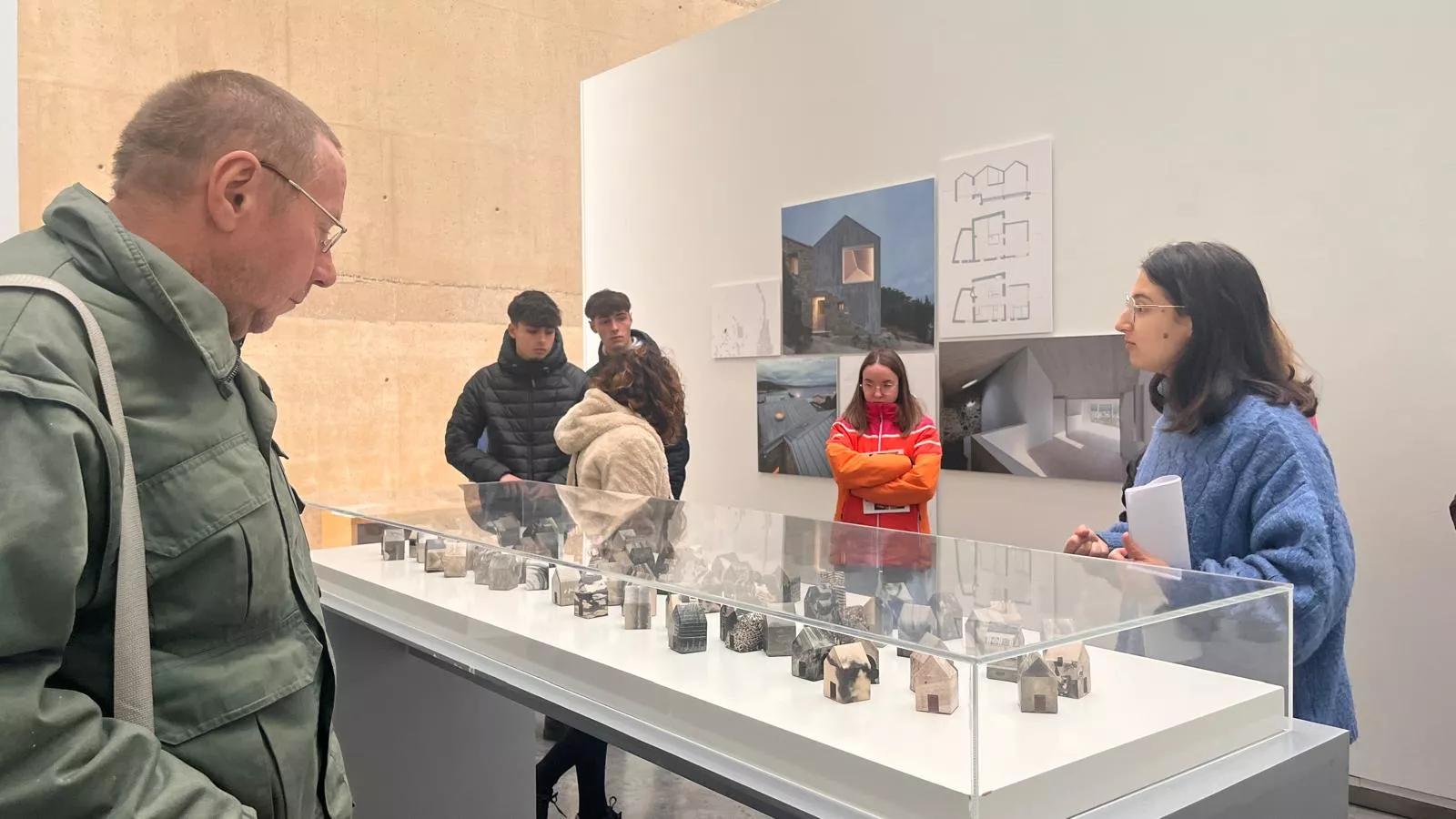 Alumnos y profesores del CPIFP Montearagón han visitado la exposición 'Nuevas maneras de habitar' del CDAN. Foto Mercedes Manterola