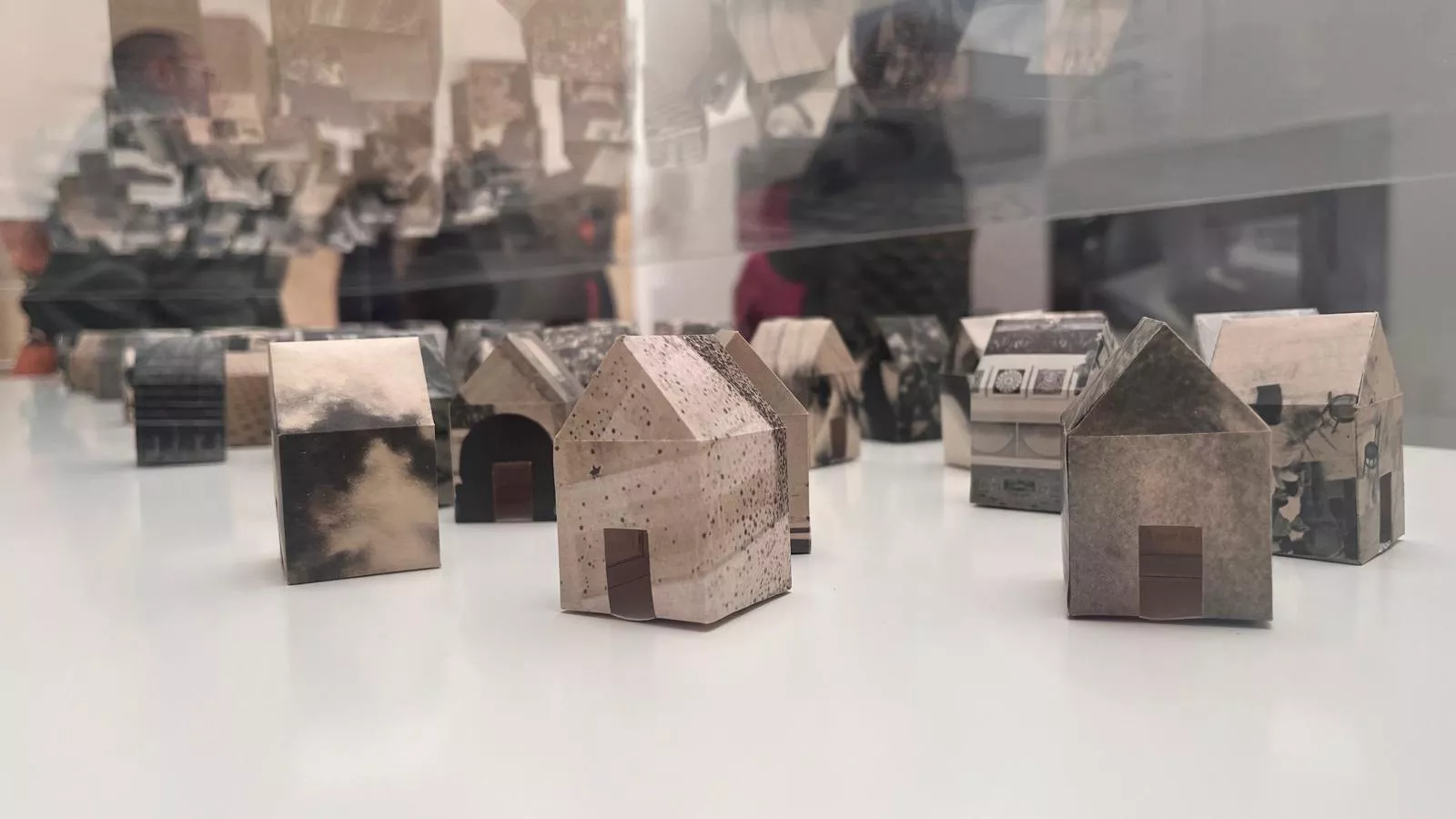 Alumnos y profesores del CPIFP Montearagón han visitado la exposición 'Nuevas maneras de habitar' del CDAN. Foto Mercedes Manterola