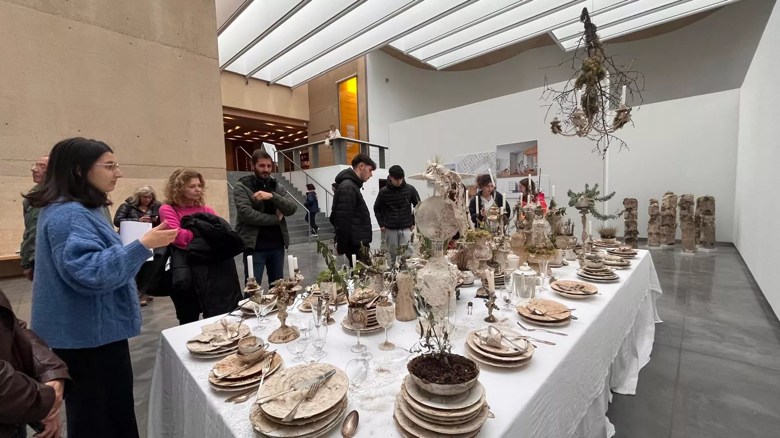 Alumnos y profesores del CPIFP Montearagón han visitado la exposición 'Nuevas maneras de habitar' del CDAN. Foto Mercedes Manterola