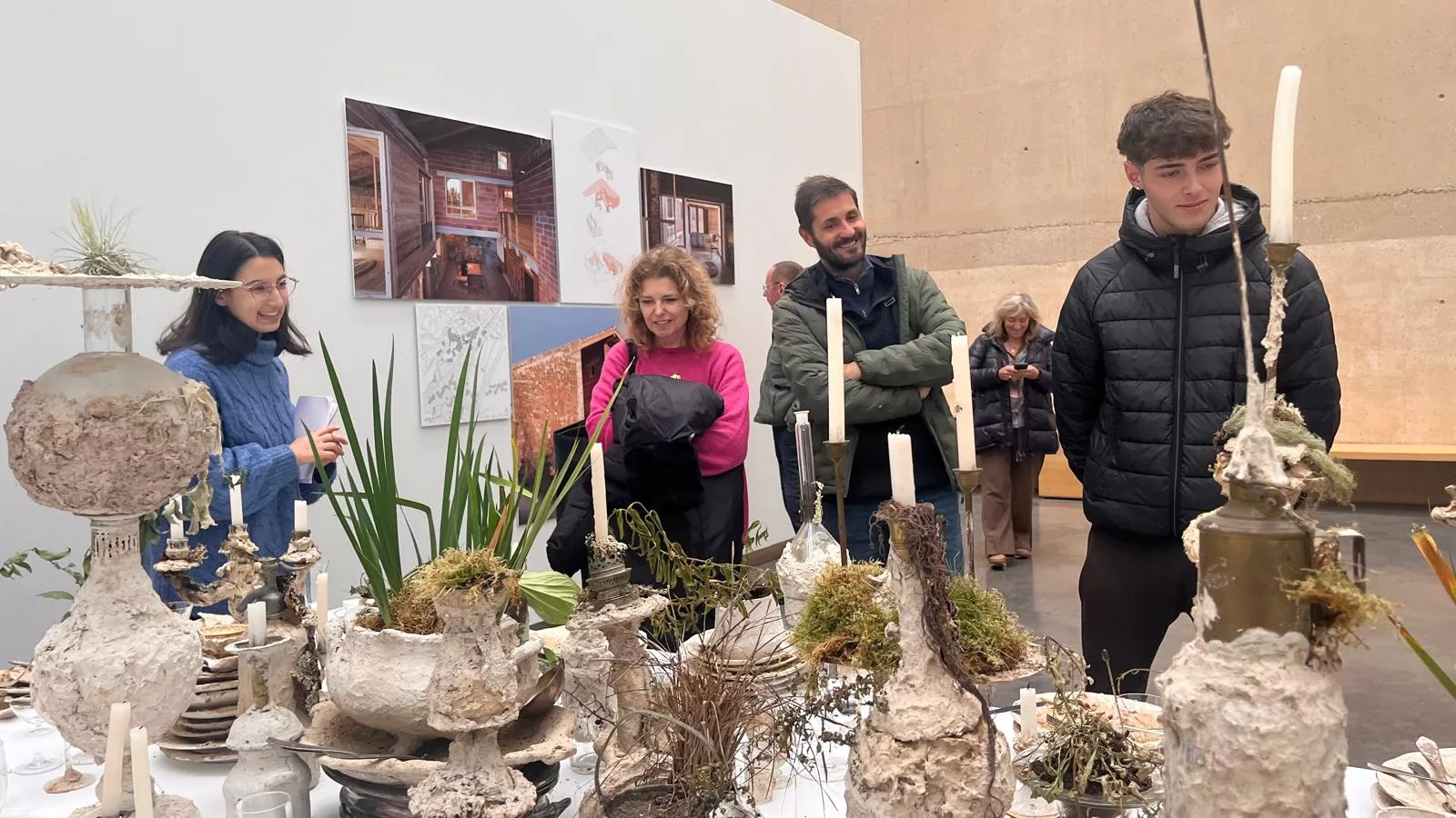 Alumnos y profesores del CPIFP Montearagón han visitado la exposición 'Nuevas maneras de habitar' del CDAN. Foto Mercedes Manterola