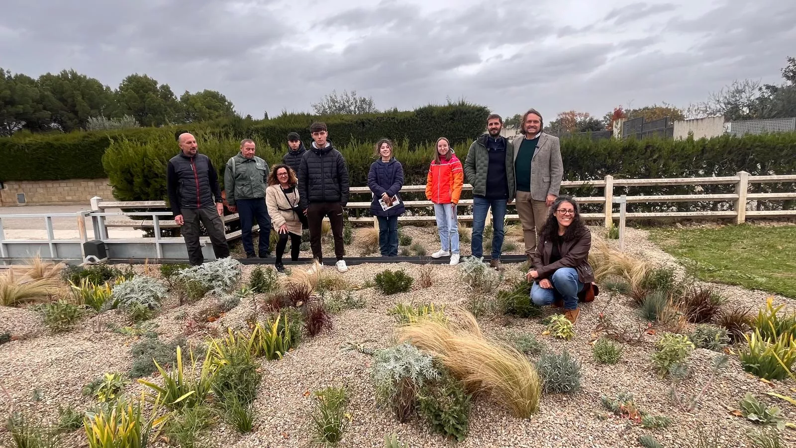 Alumnos, profesores y paisajista en la presentación del jardín seco del CDAN. Foto Mercedes Manterola Alumnos, profesores y paisajista en la presentación del jardín seco del CDAN. Foto Mercedes Manterola