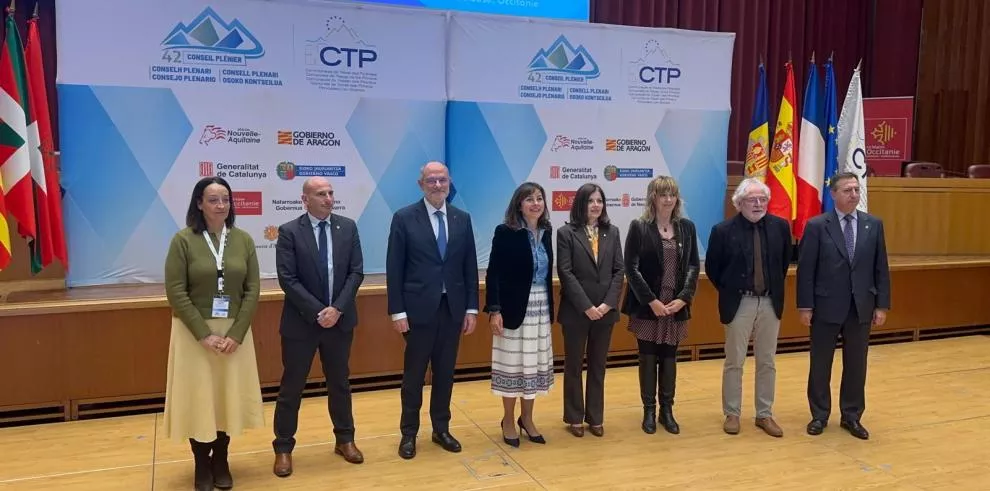Carmen Susín a la izquierda en el plenario de la Comunidad de Trabajo de los Pirineos