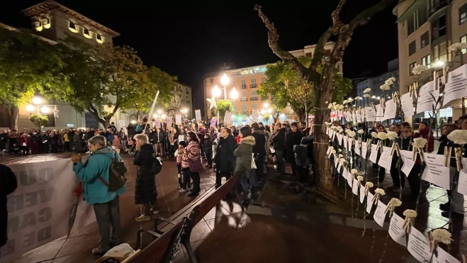 La concentración ha recordado a las mujeres víctimas de la violencia de género. La concentración ha recordado a las mujeres víctimas de la violencia de género.