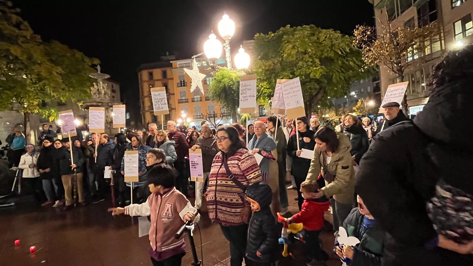 Concentración en Huesca en el Día Internacional para la Eliminación de la Violencia contra las Mujeres. Foto Mercedes Manterola