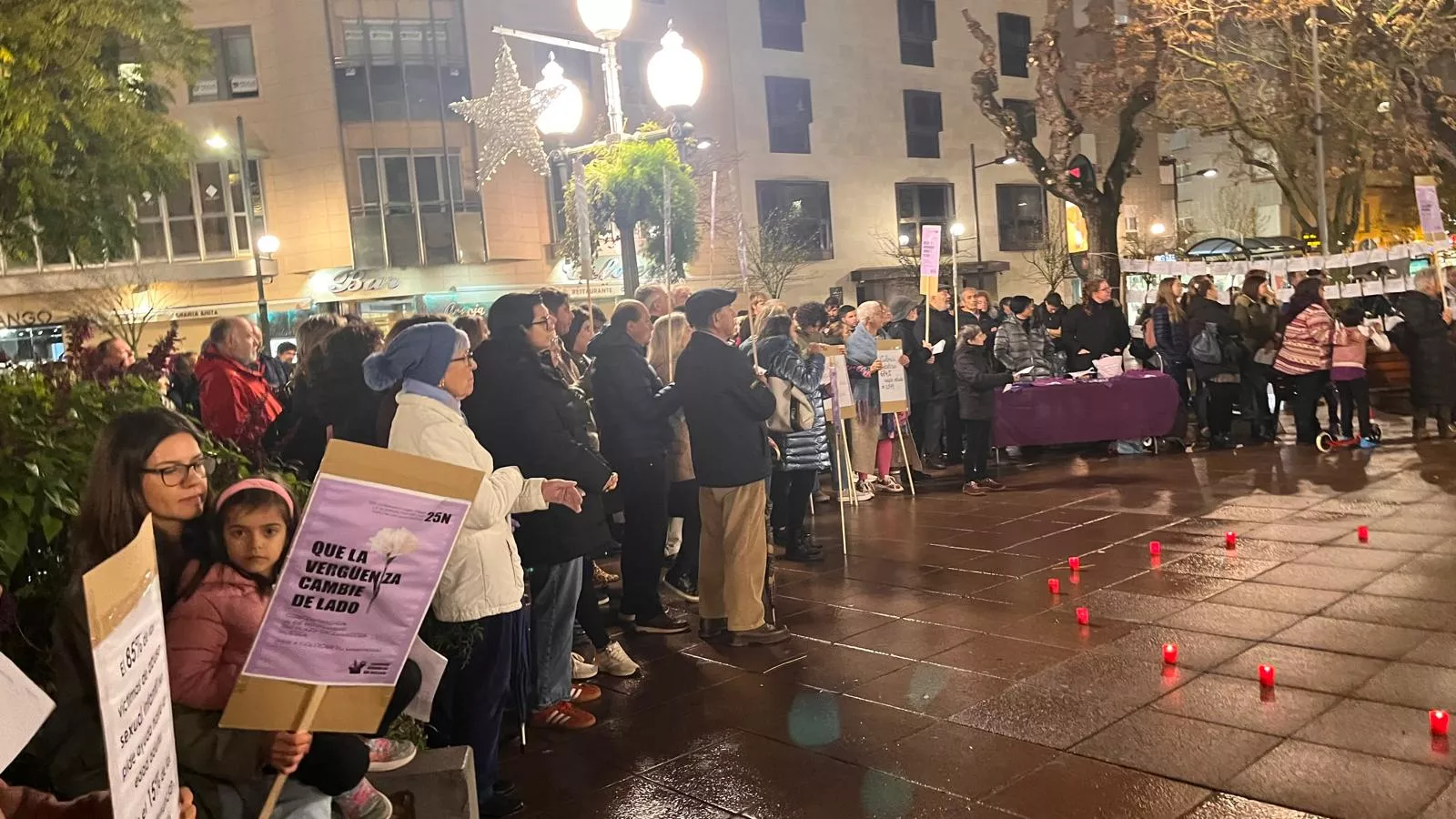 Concentración en Huesca en el Día Internacional para la Eliminación de la Violencia contra las Mujeres. Foto Mercedes Manterola