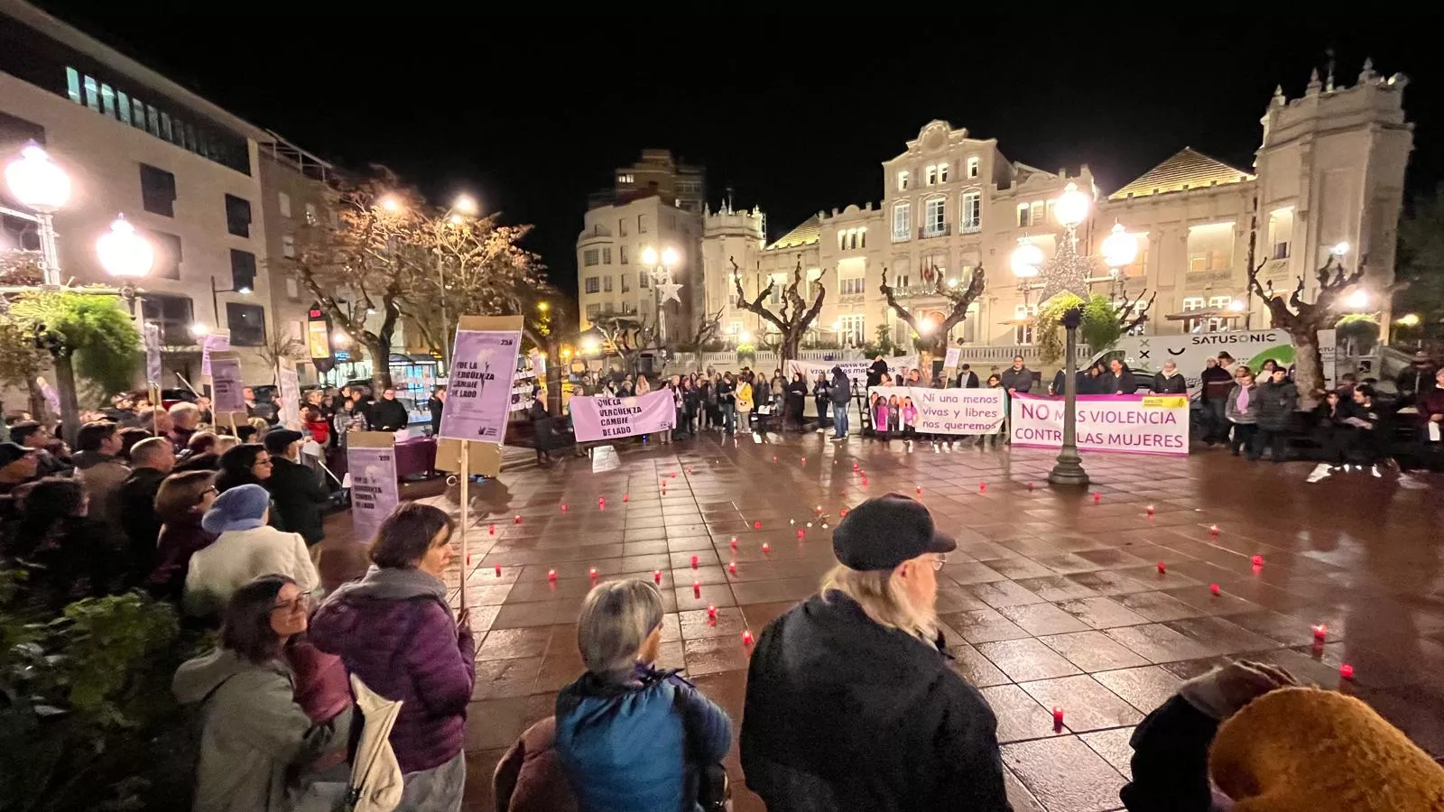 Concentración en Huesca en el Día Internacional para la Eliminación de la Violencia contra las Mujeres. Foto Mercedes Manterola