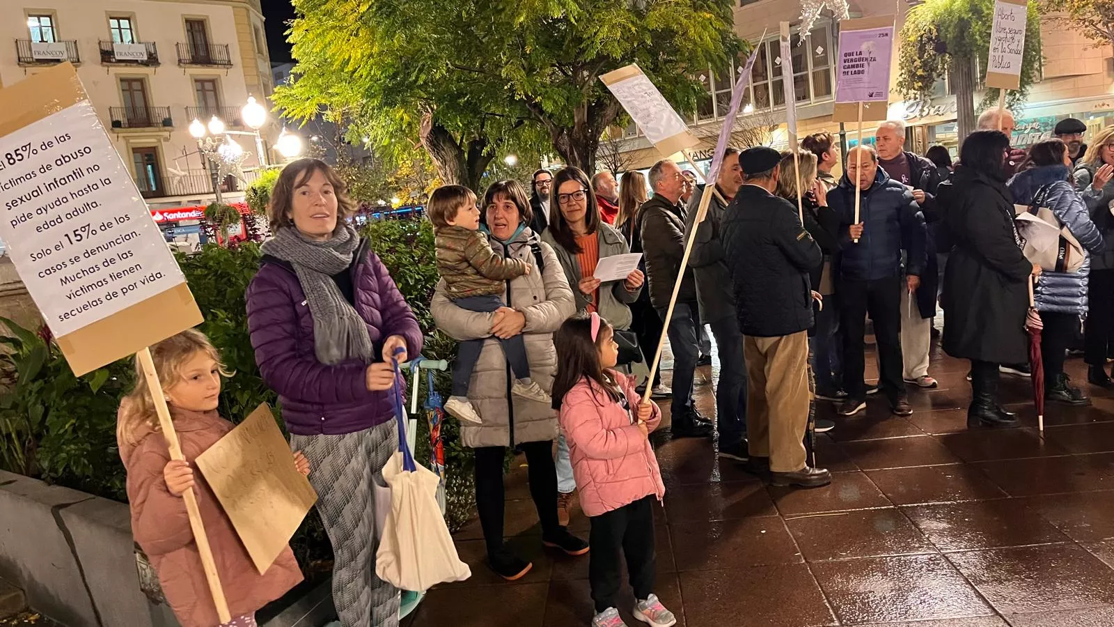 Concentración en Huesca en el Día Internacional para la Eliminación de la Violencia contra las Mujeres. Foto Mercedes Manterola
