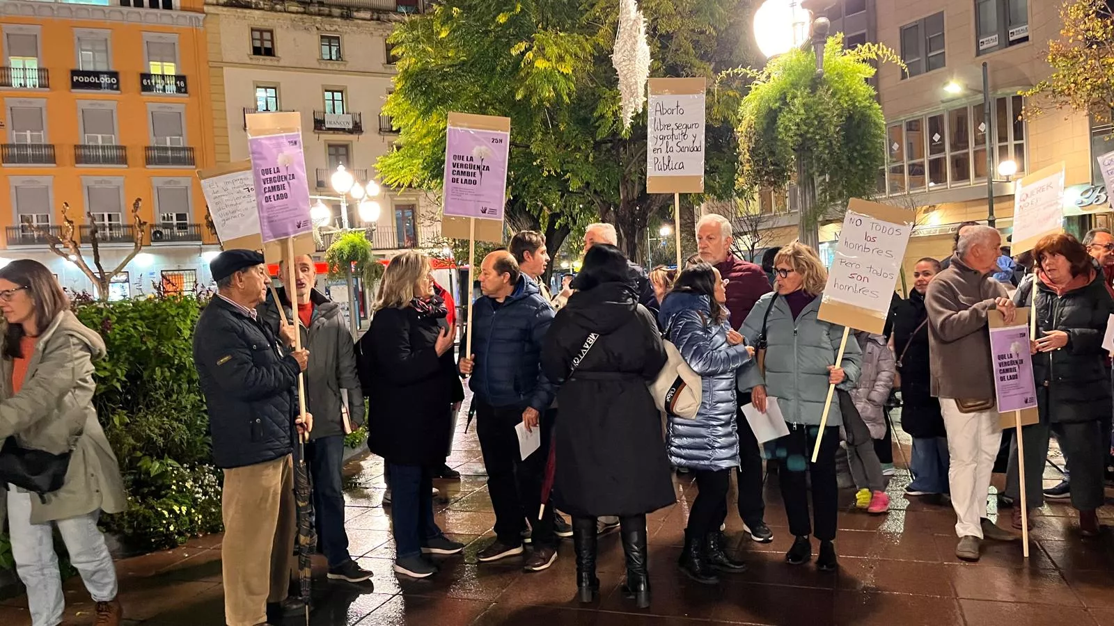 Concentración en Huesca en el Día Internacional para la Eliminación de la Violencia contra las Mujeres. Foto Mercedes Manterola