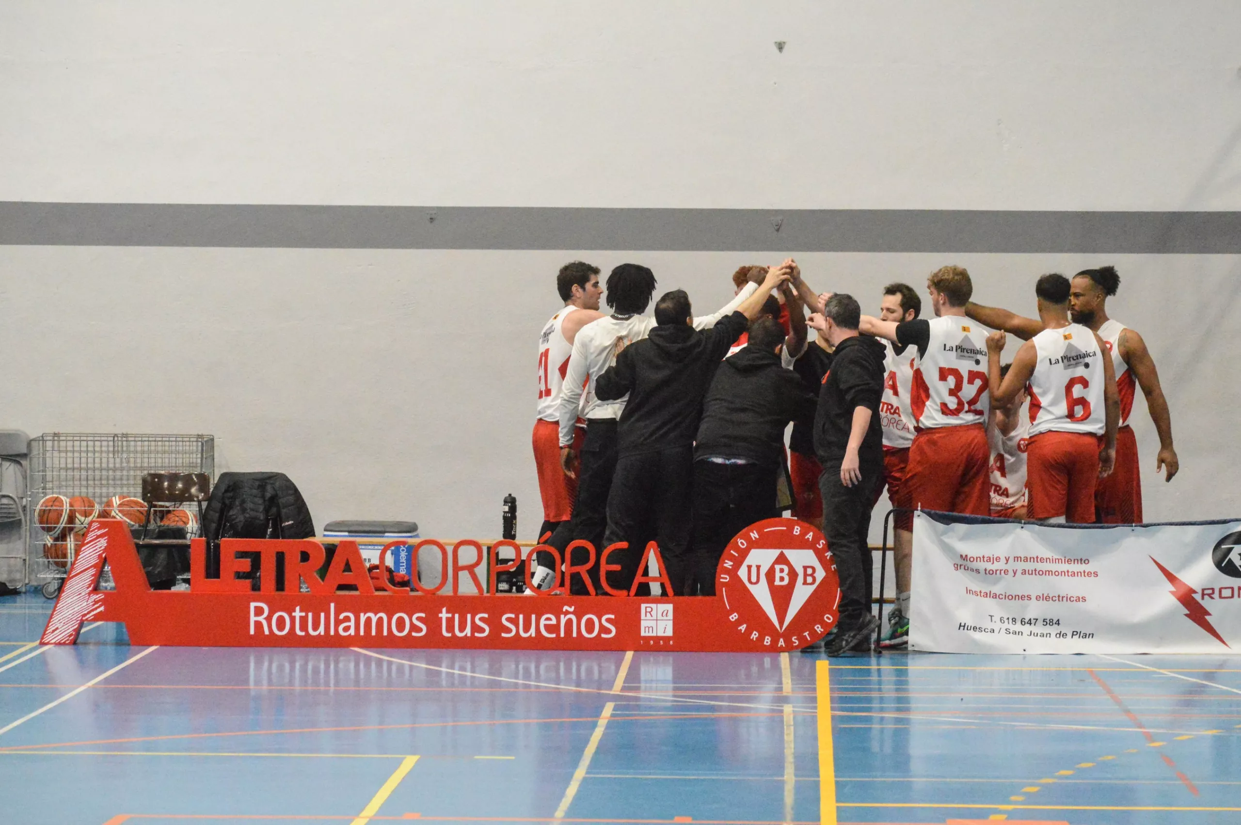 Letra Corpórea UBB en el partido contra El Olivar